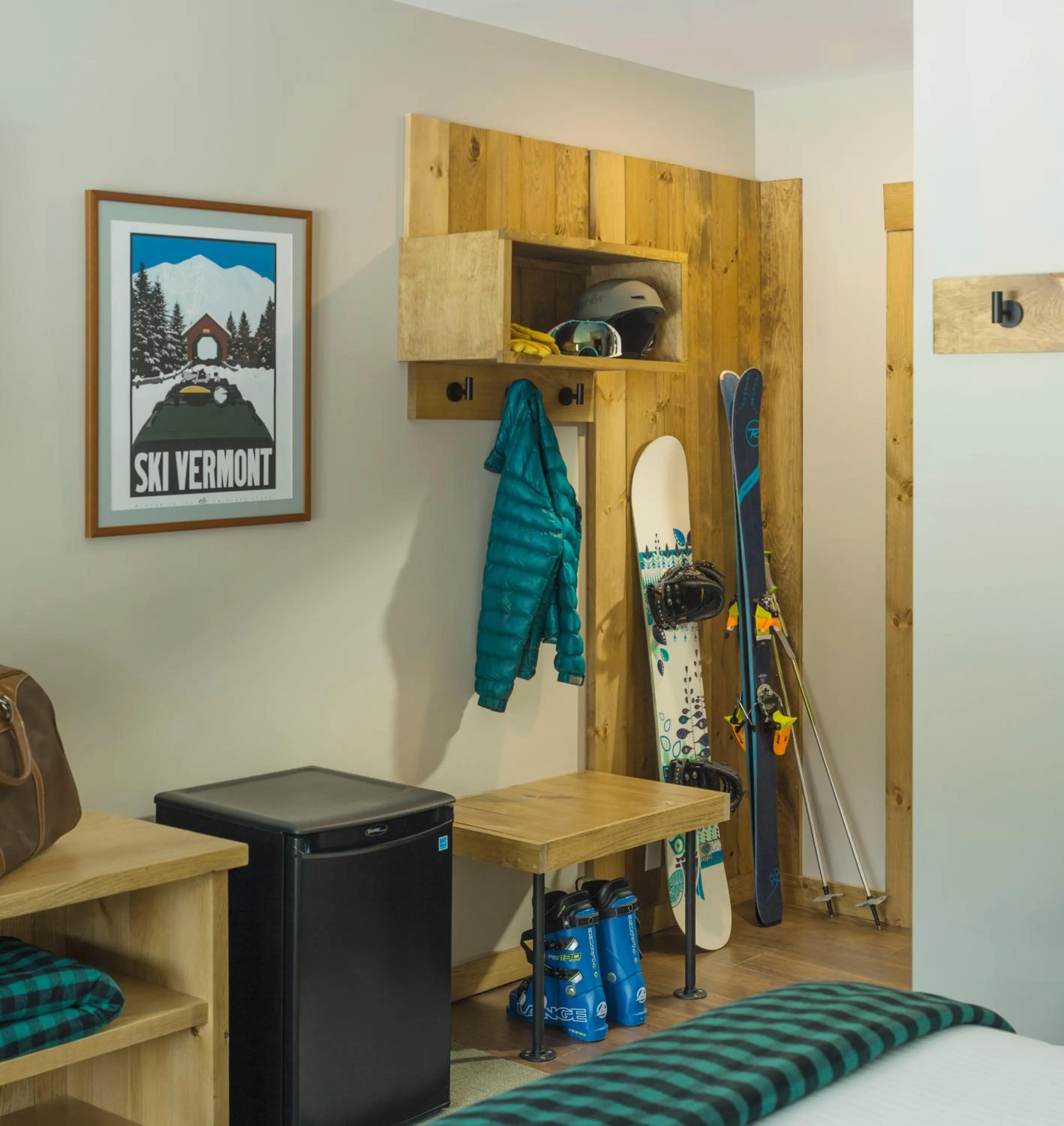 Seating area, Bed in The Inn at Bolton Valley