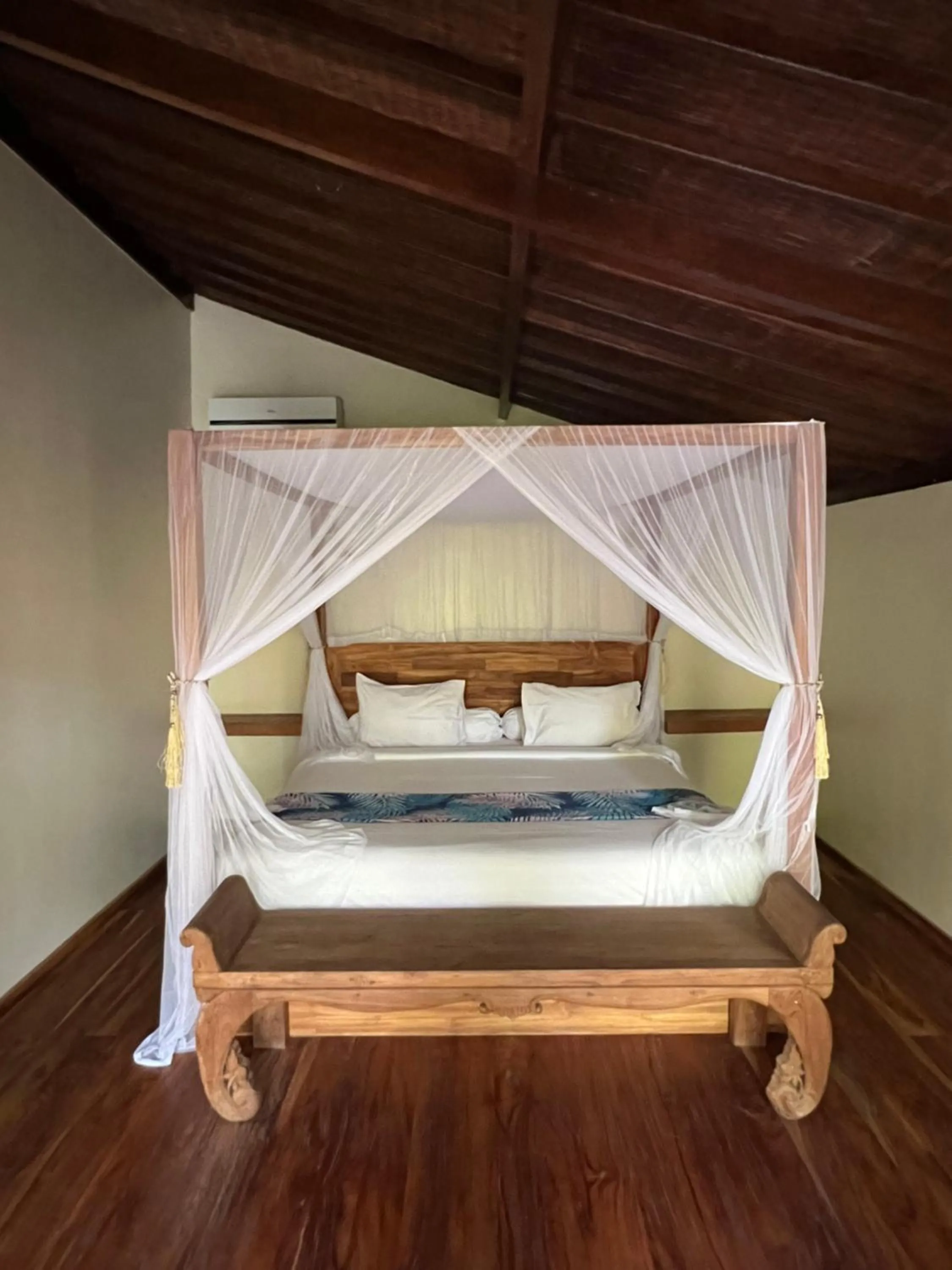 Bedroom, Bed in Breezy Point Villas