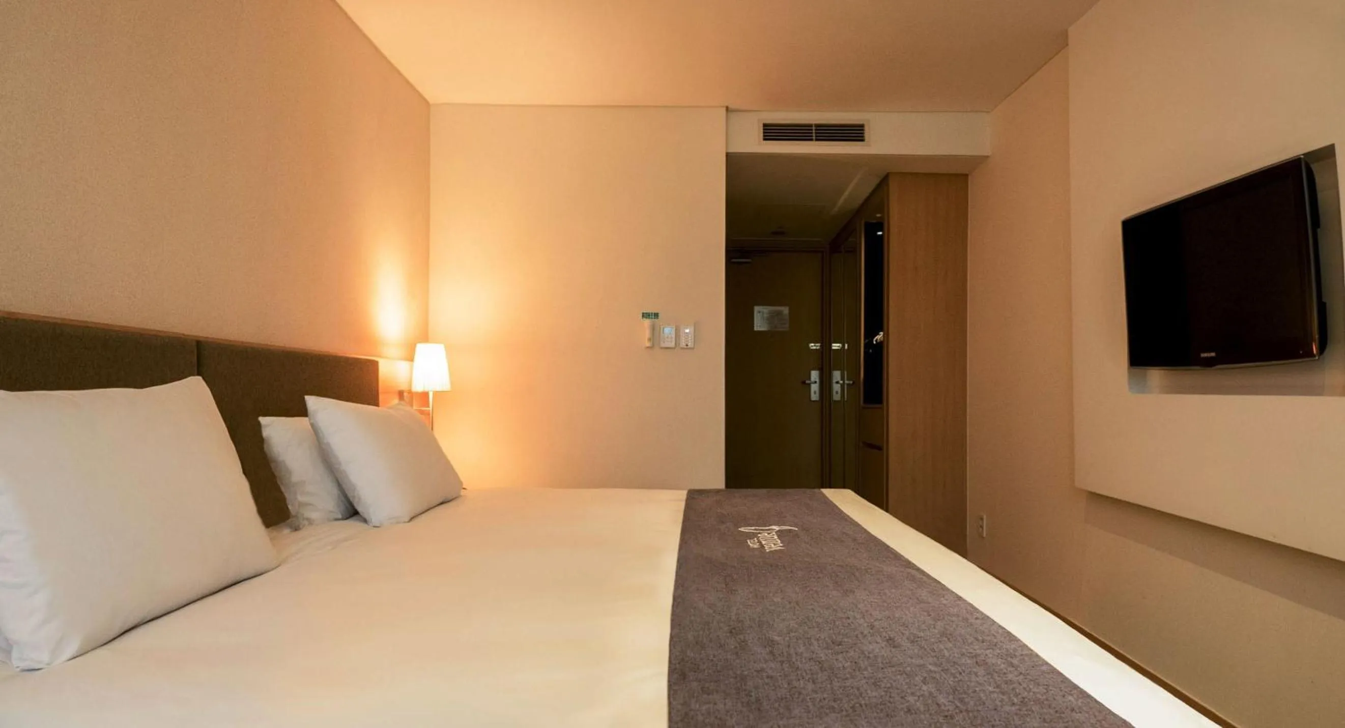 Photo of the whole room, Bed in Hotel Venue-G Seoul