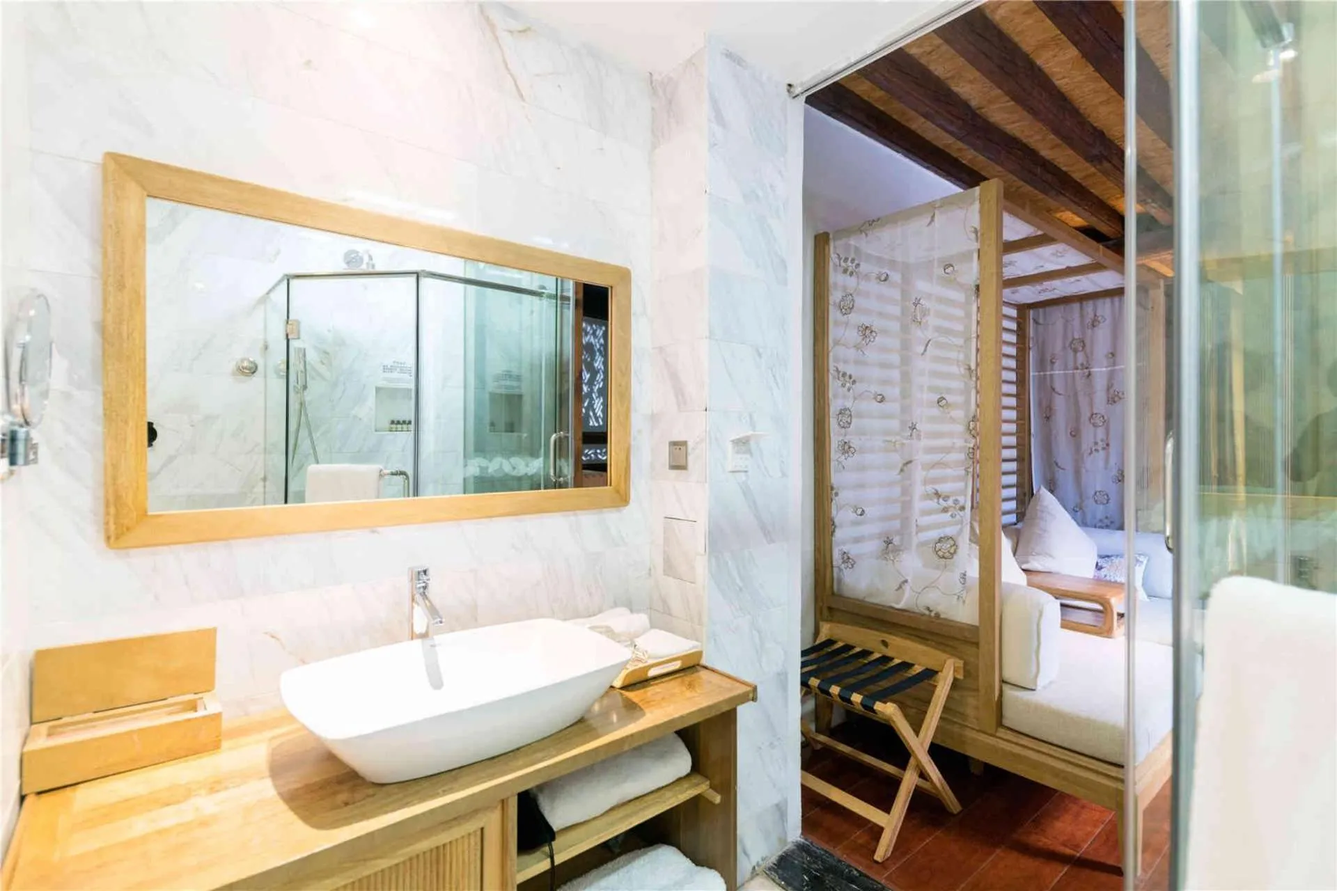 Bathroom, Bed in Dali Old Courtyard Boutique Inn