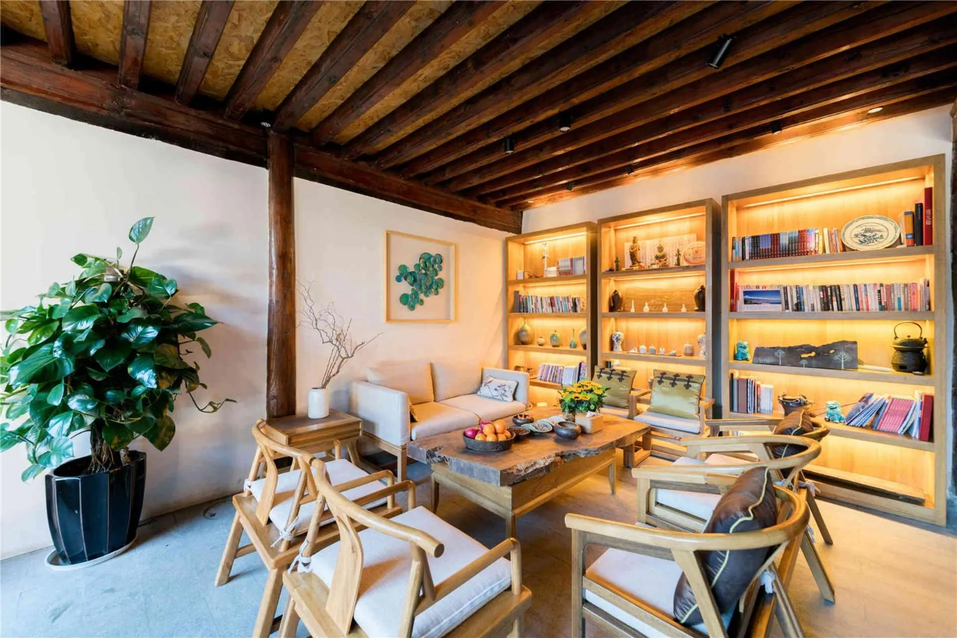 Communal lounge/ TV room in Dali Old Courtyard Boutique Inn