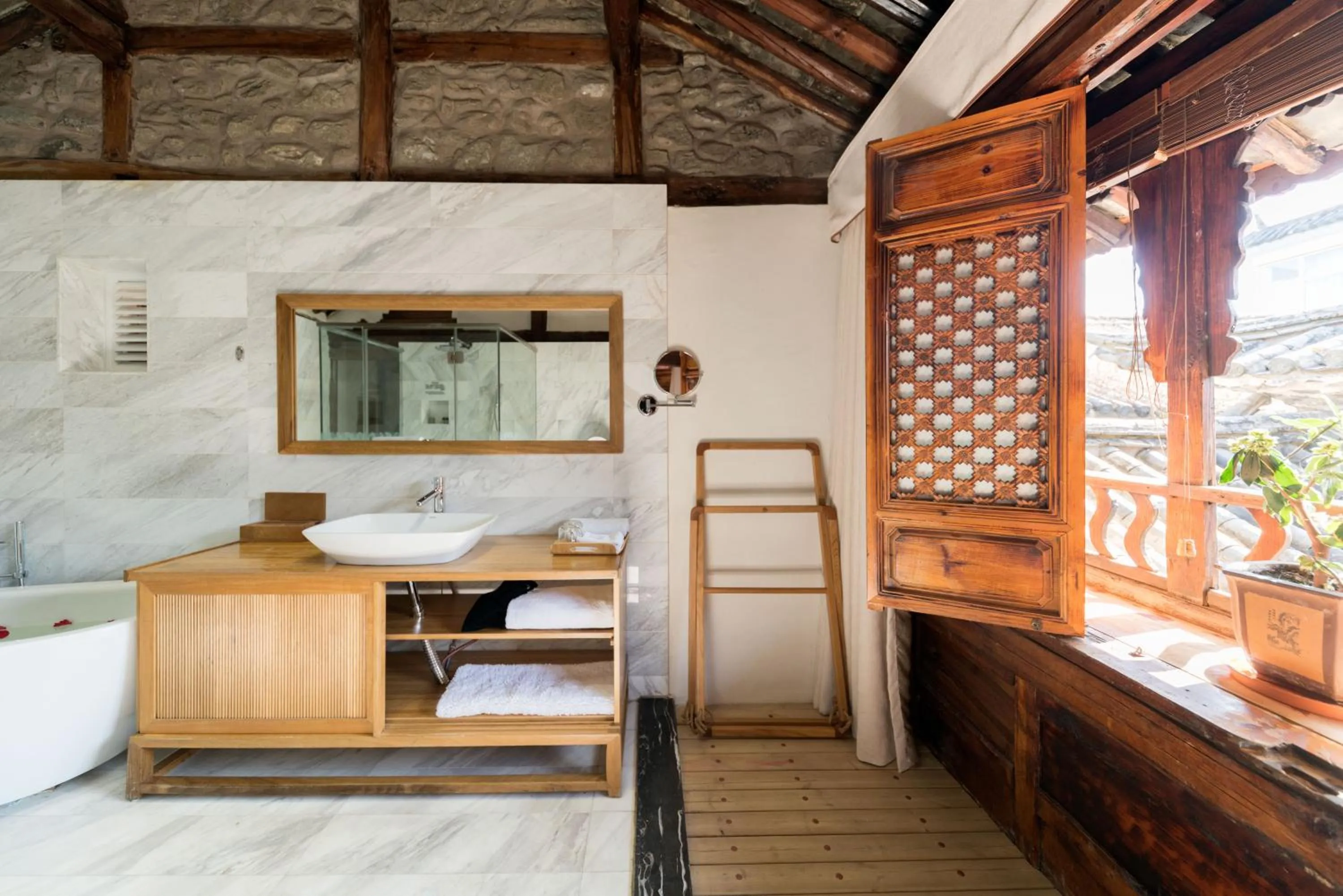 Bathroom in Dali Old Courtyard Boutique Inn