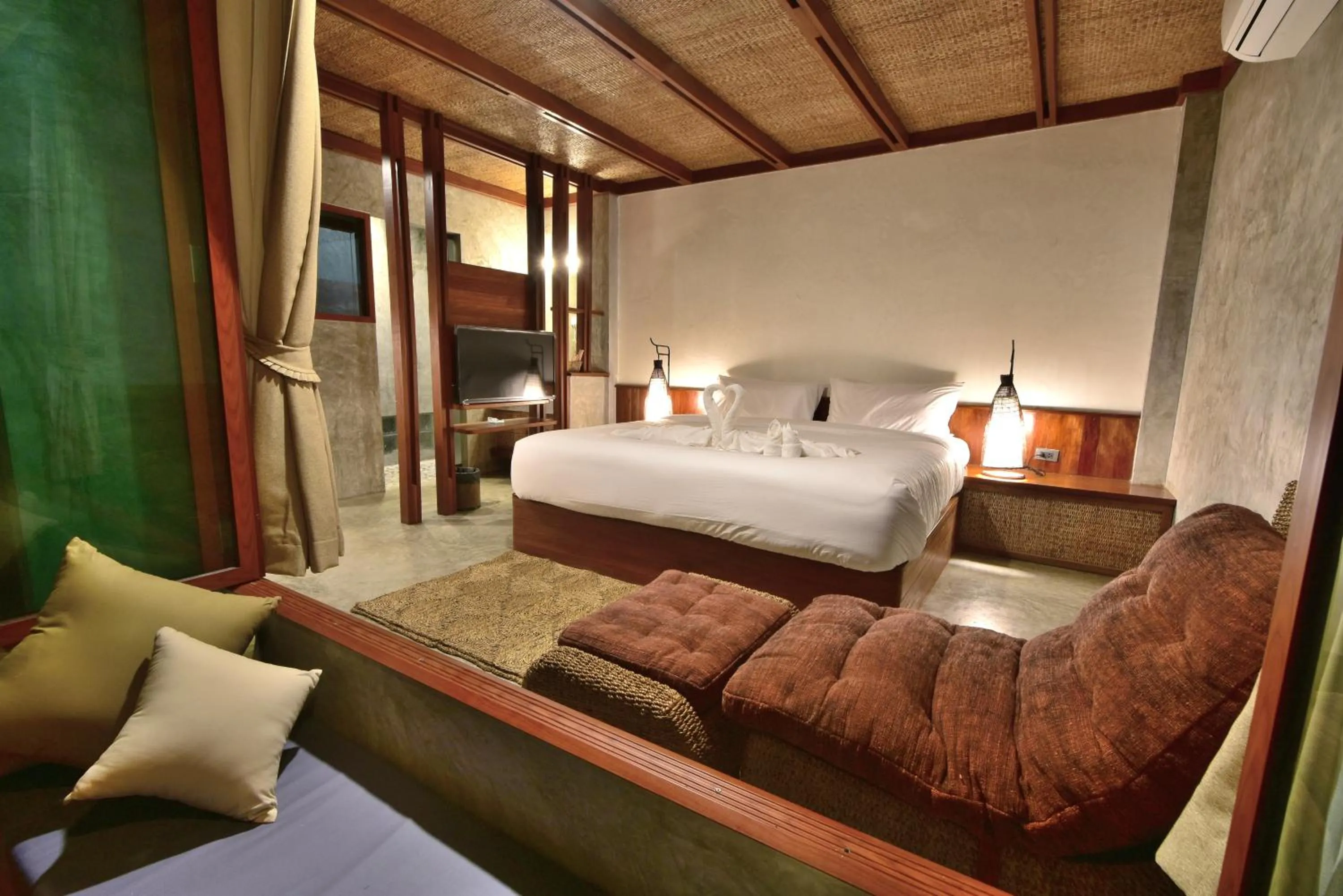 Balcony/Terrace, Bed in Sai Daeng Resort