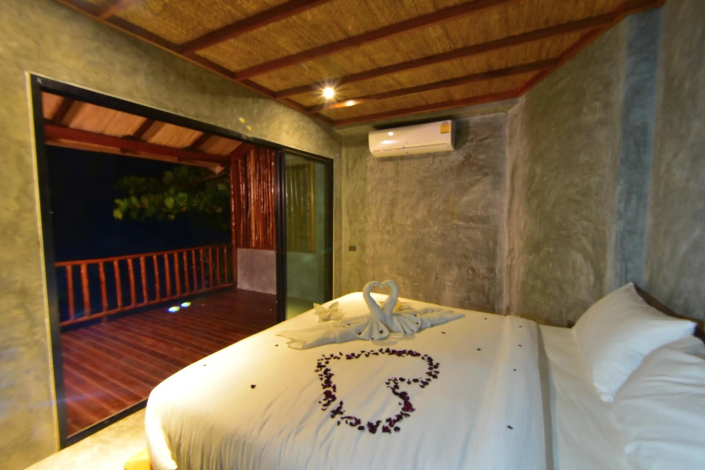 Bedroom, Bed in Sai Daeng Resort