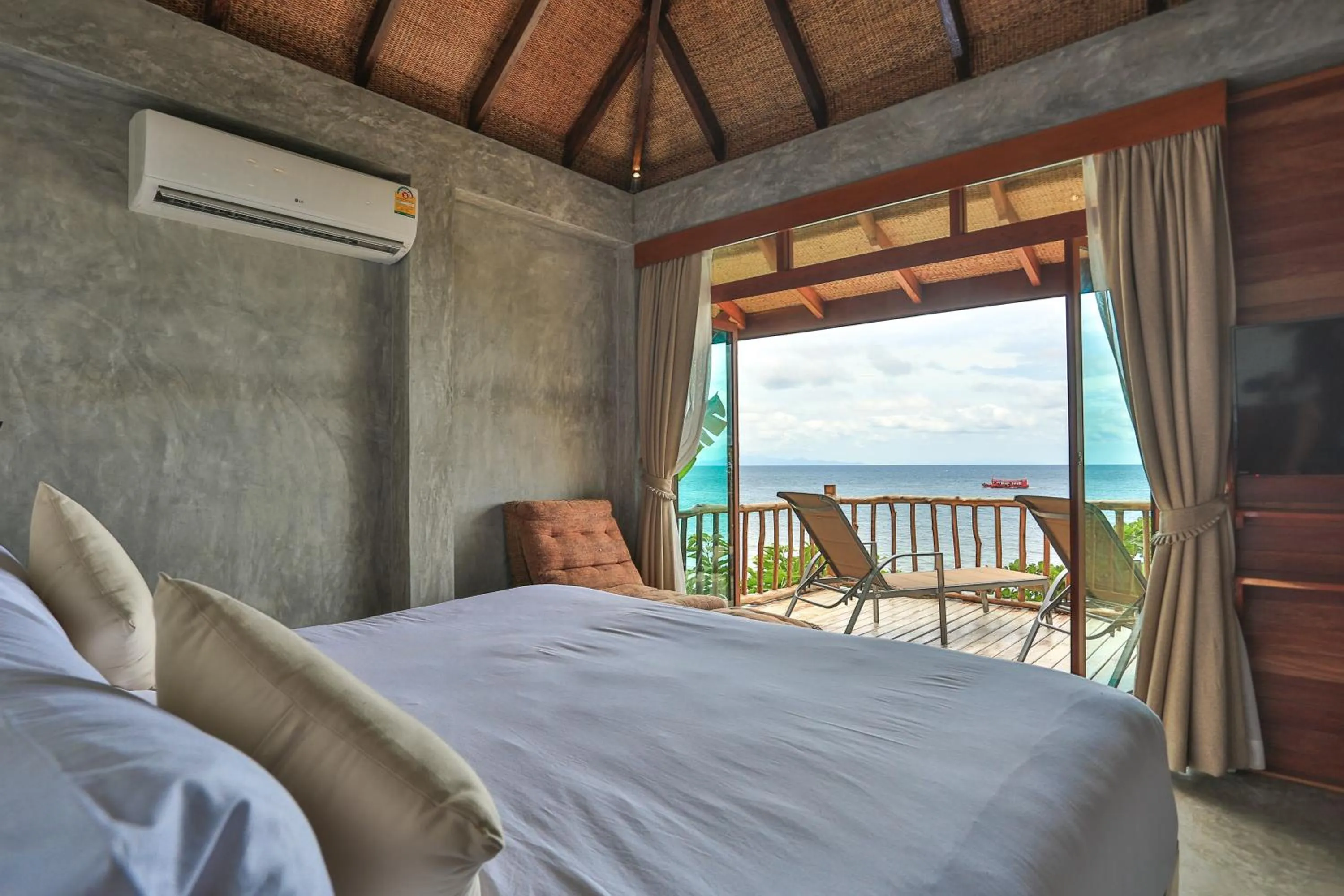 Bed in Sai Daeng Resort