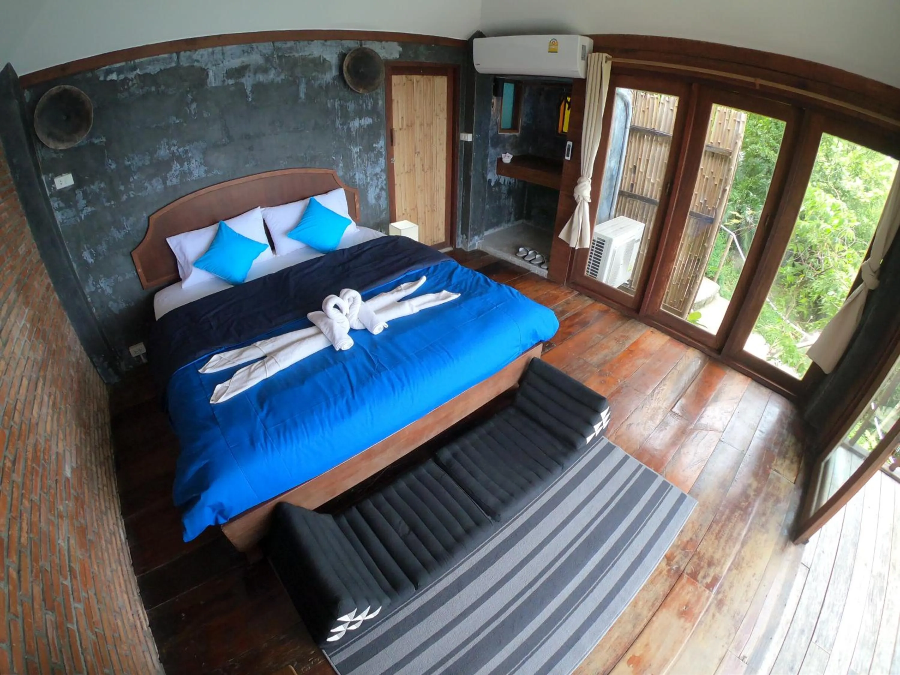 Bed in Blue Heaven Resort Koh Tao