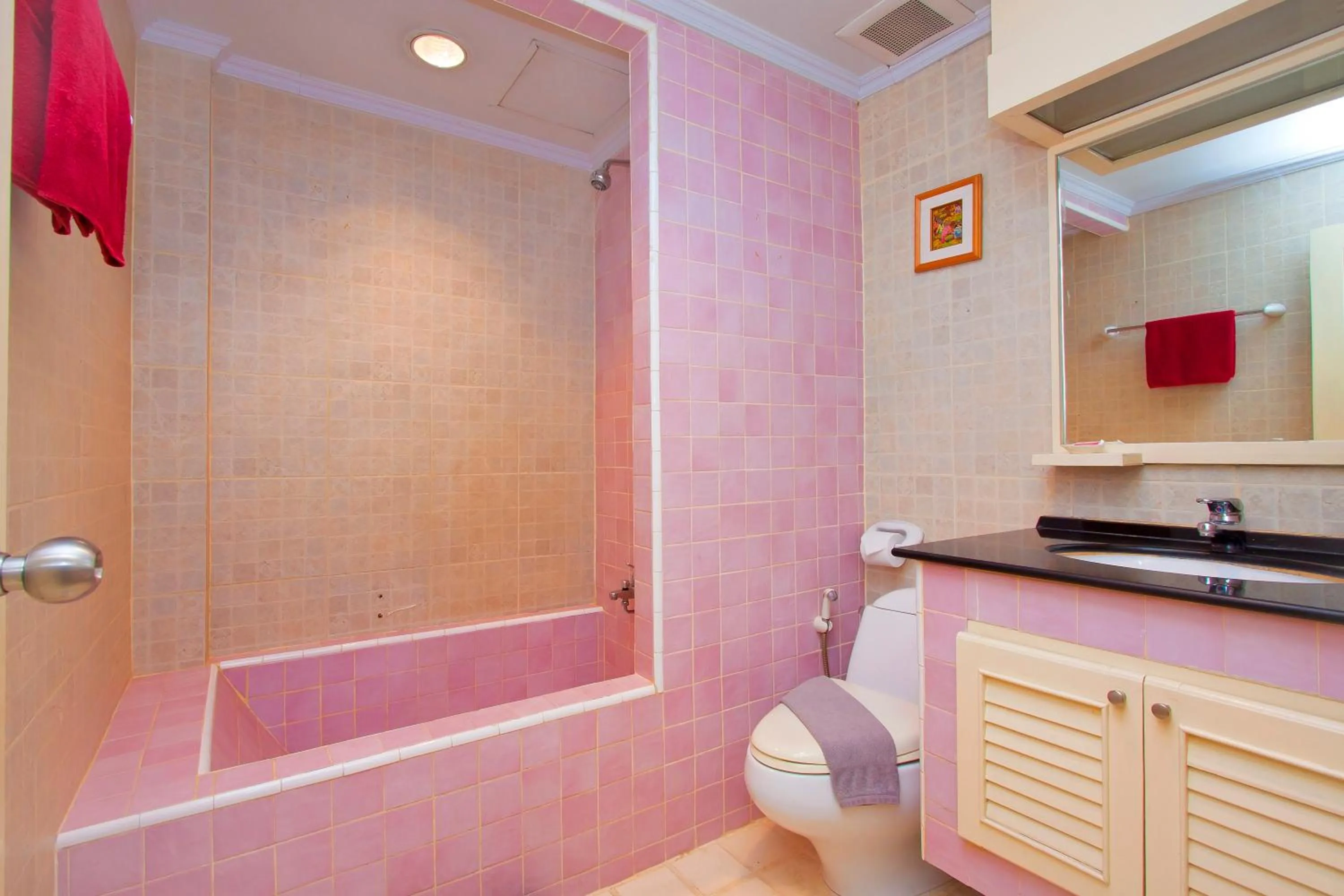 Bathroom in Argyle Apartments Pattaya