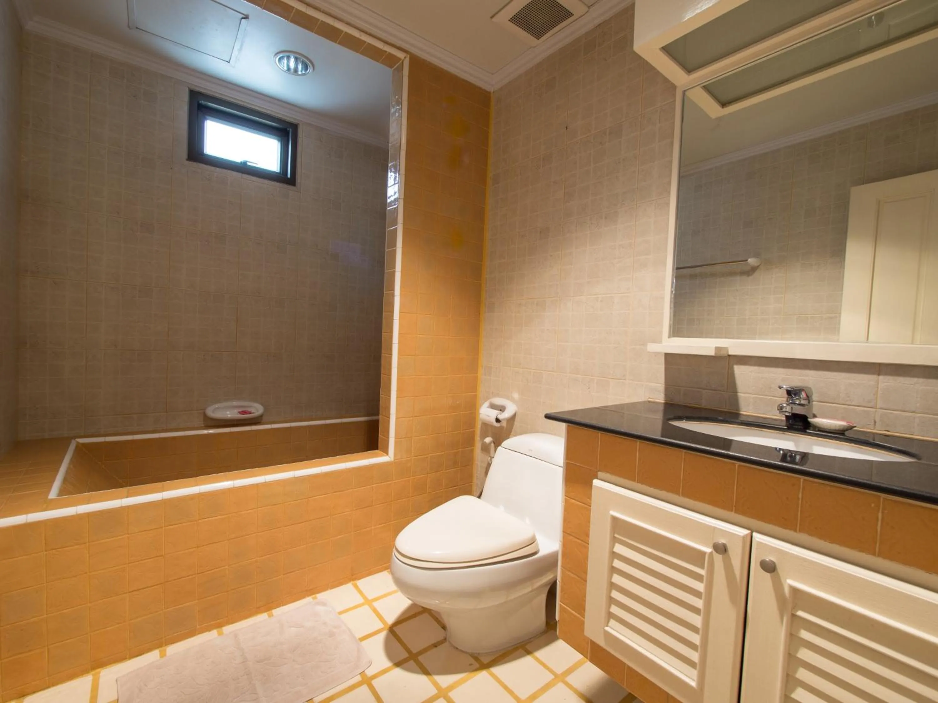 Bathroom in Argyle Apartments Pattaya