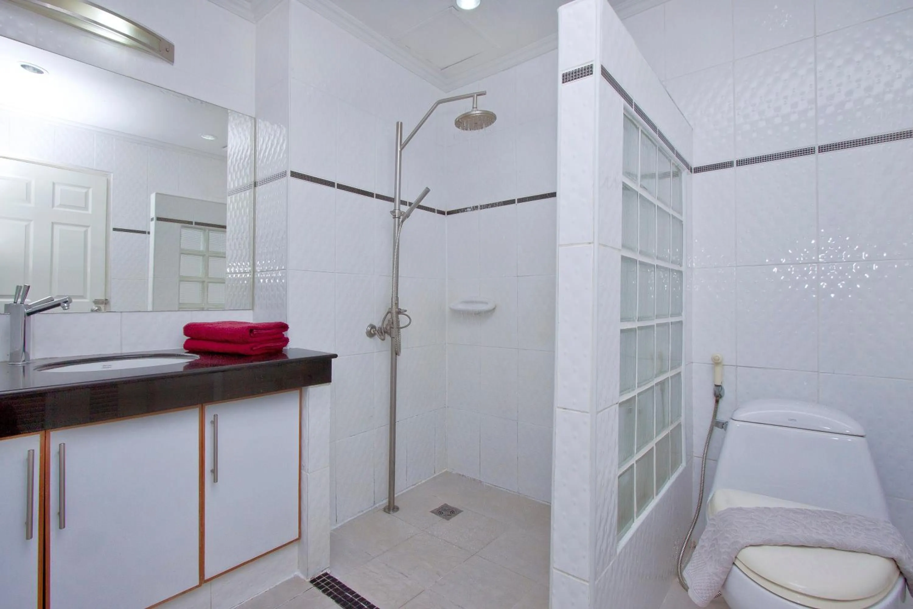 Bathroom in Argyle Apartments Pattaya