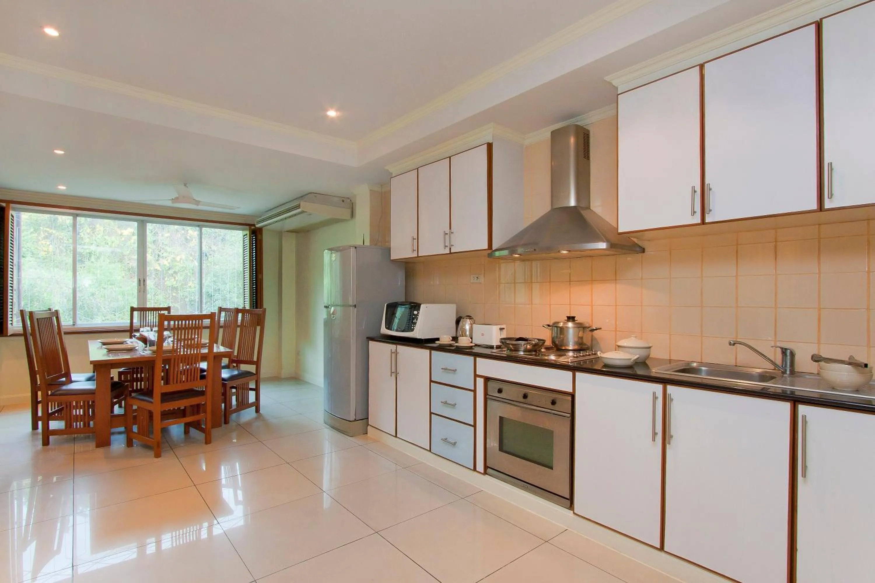 Kitchen or kitchenette in Argyle Apartments Pattaya