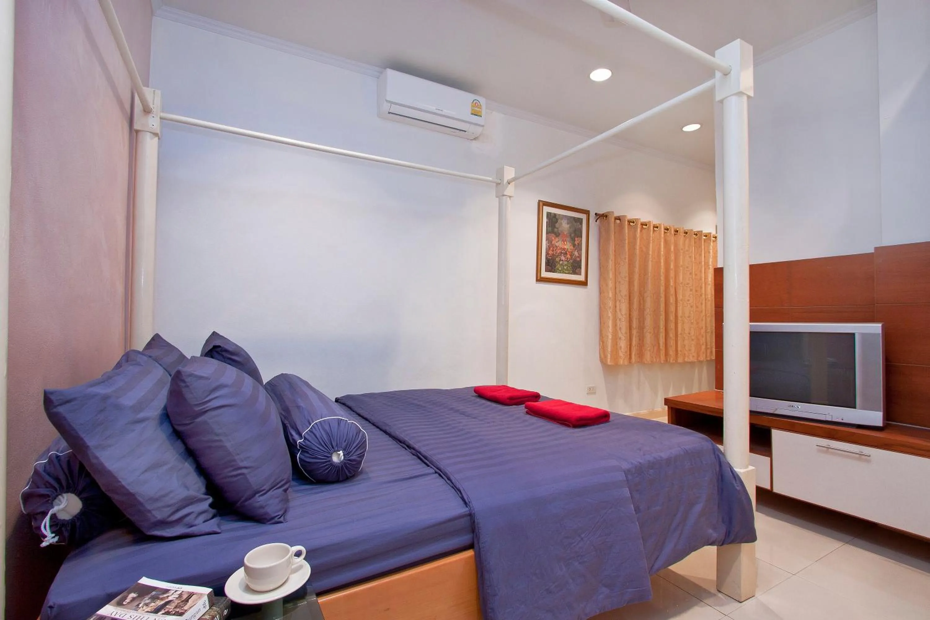 Bed in Argyle Apartments Pattaya