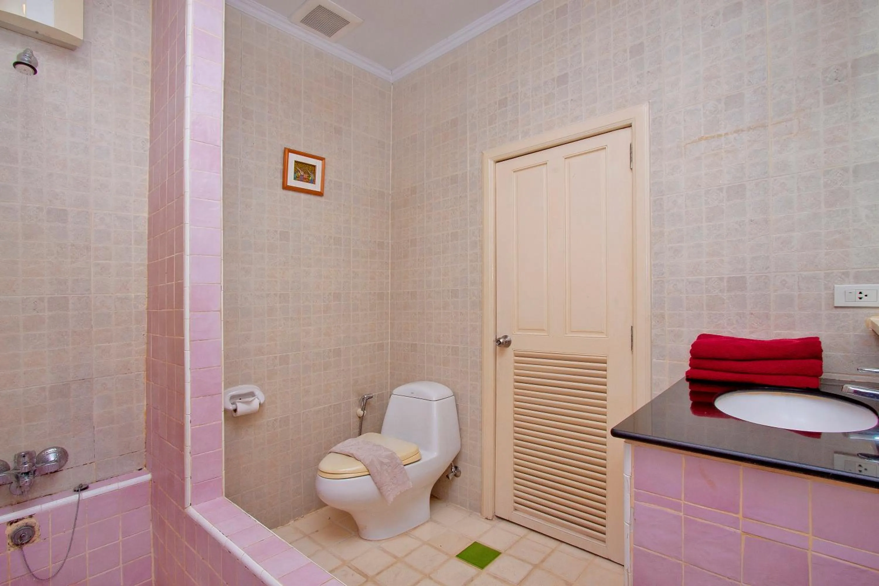 Bathroom in Argyle Apartments Pattaya
