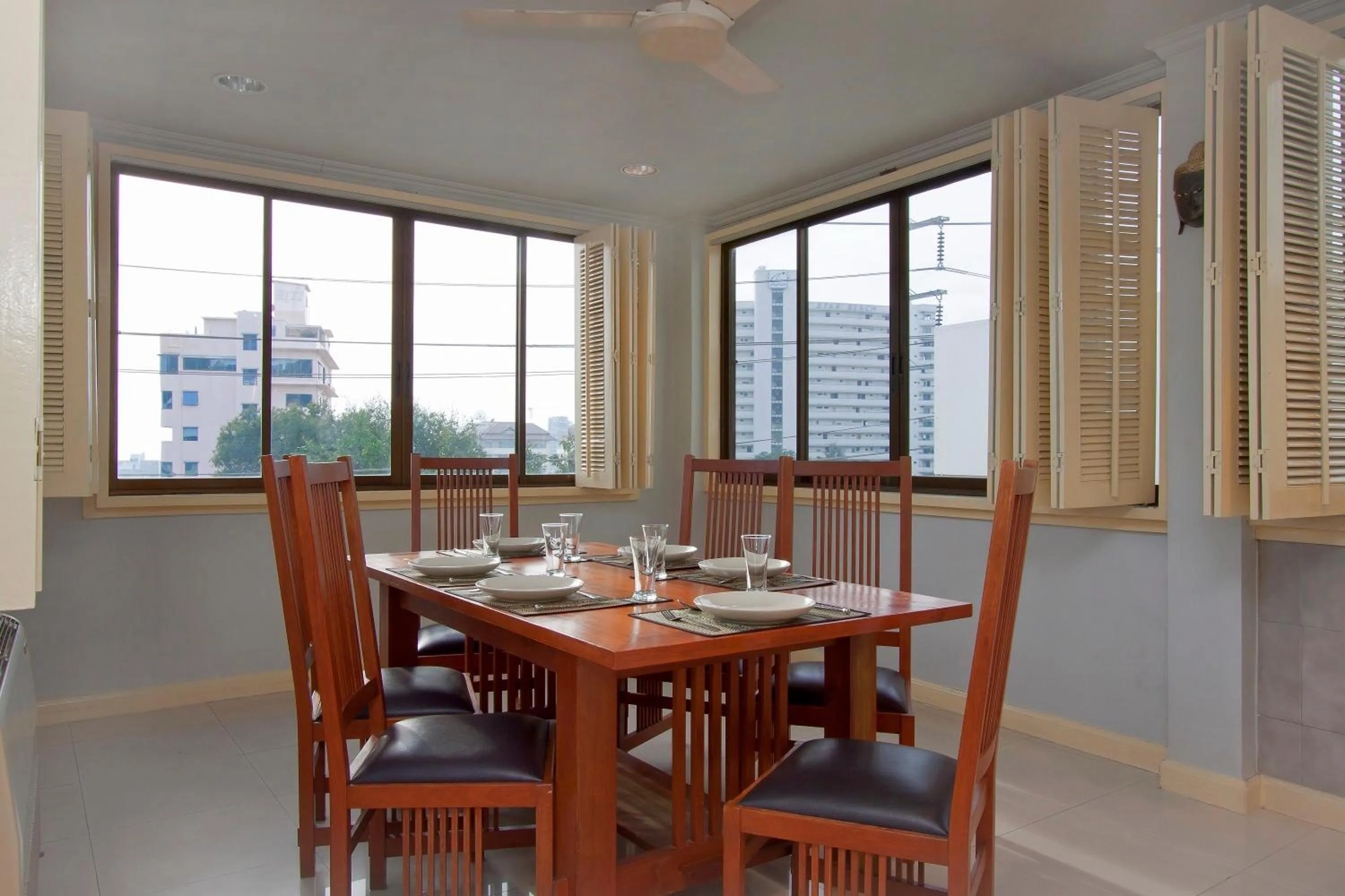 Dining area in Argyle Apartments Pattaya