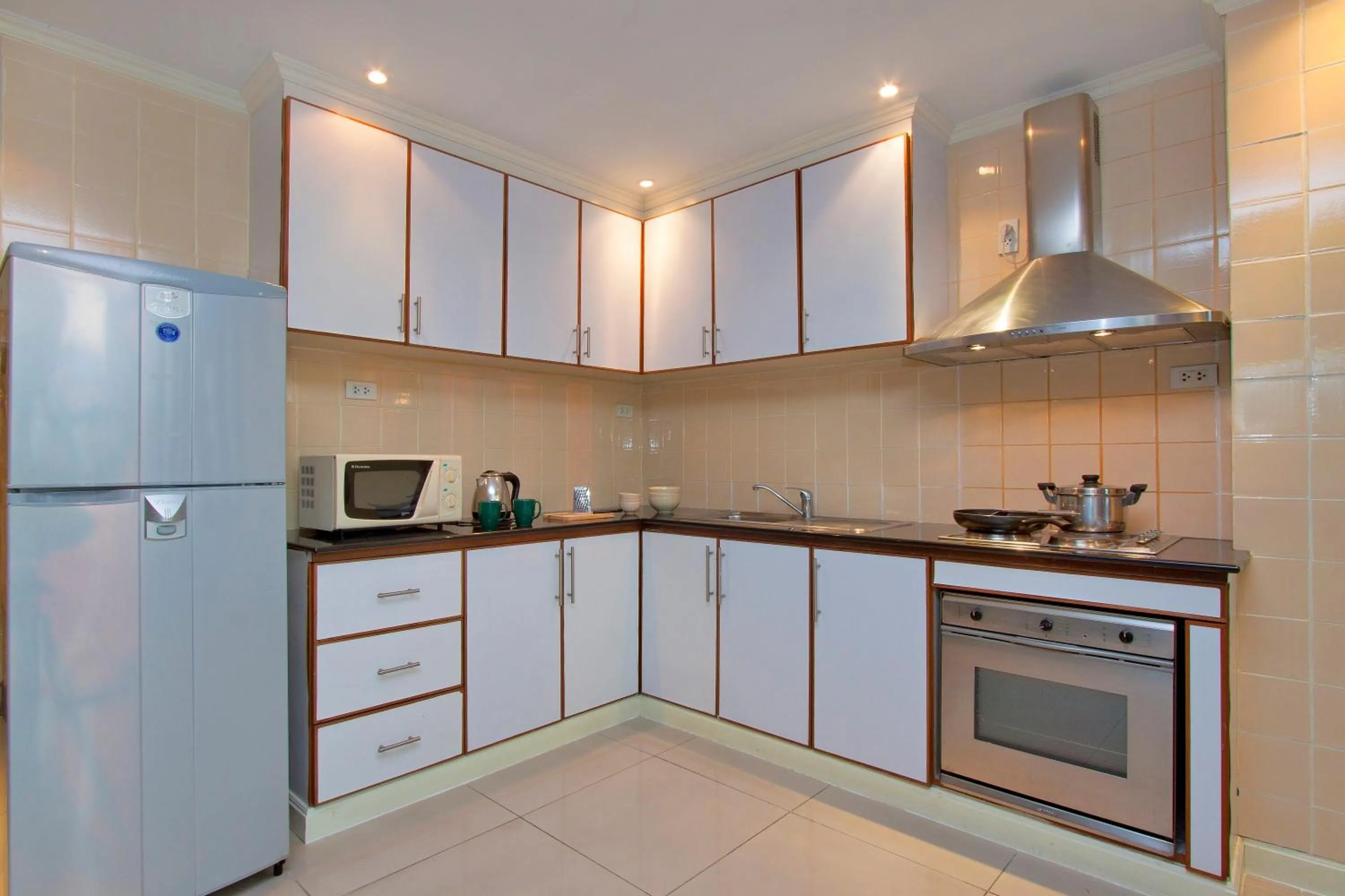 Kitchen or kitchenette in Argyle Apartments Pattaya