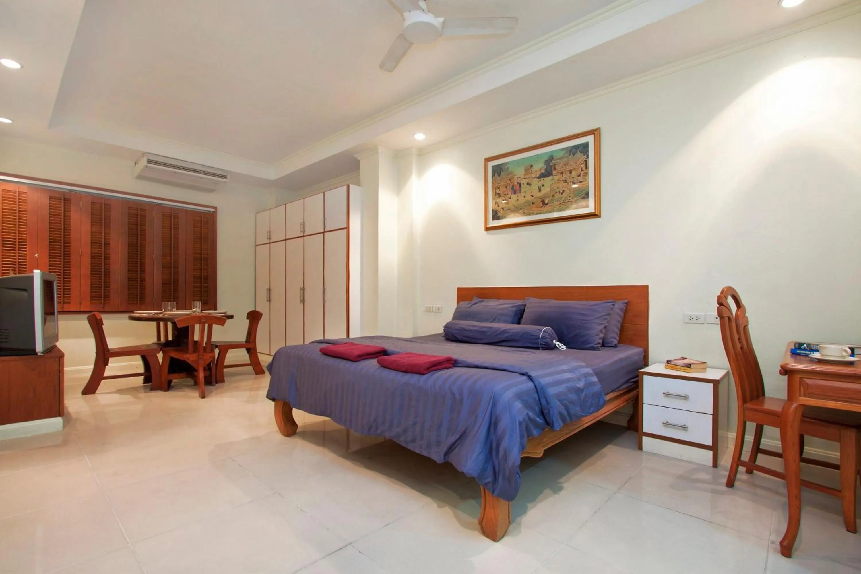 Bed in Argyle Apartments Pattaya