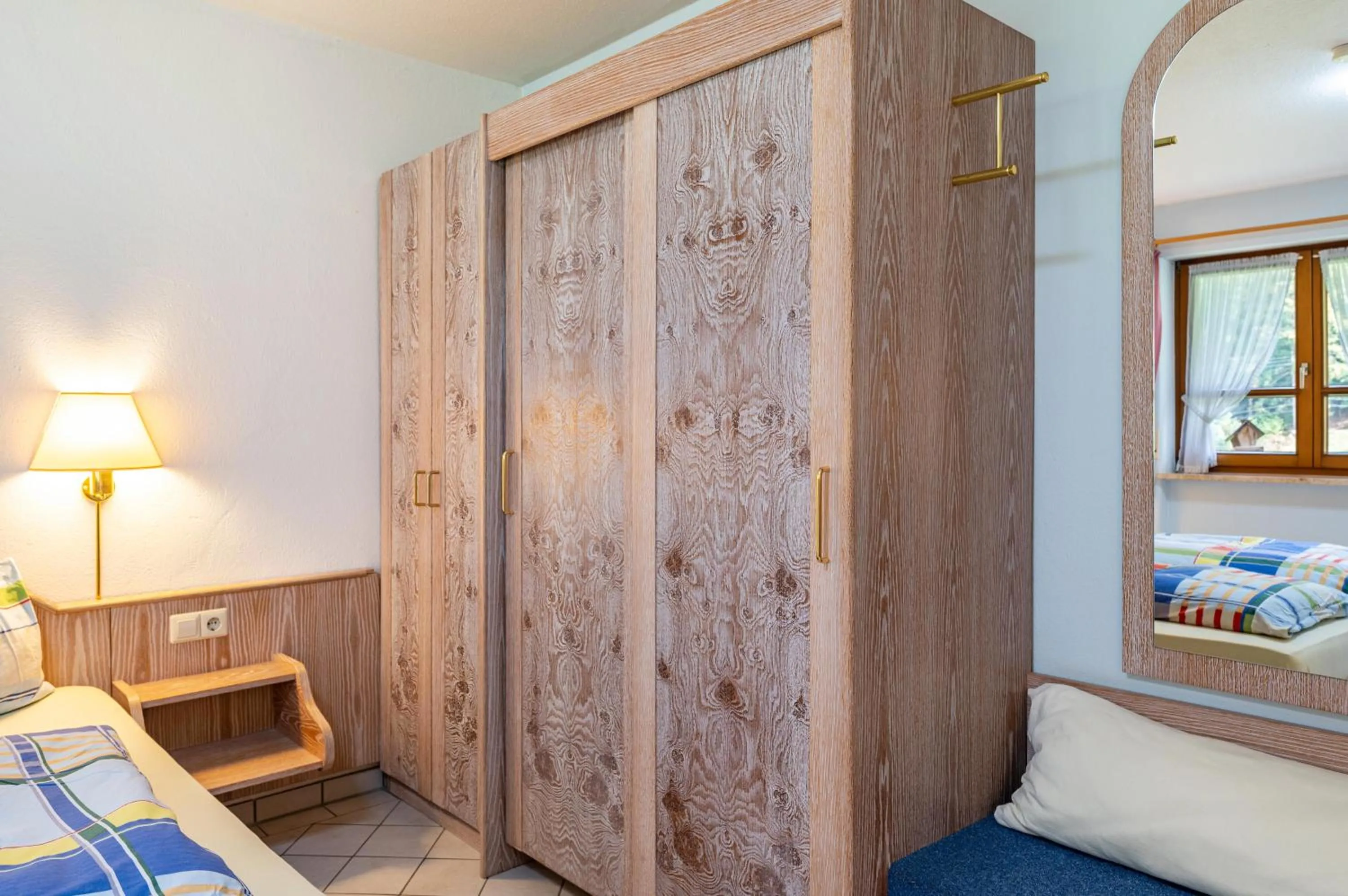 Living room, Bed in Gasthaus Zur Linde- Napf