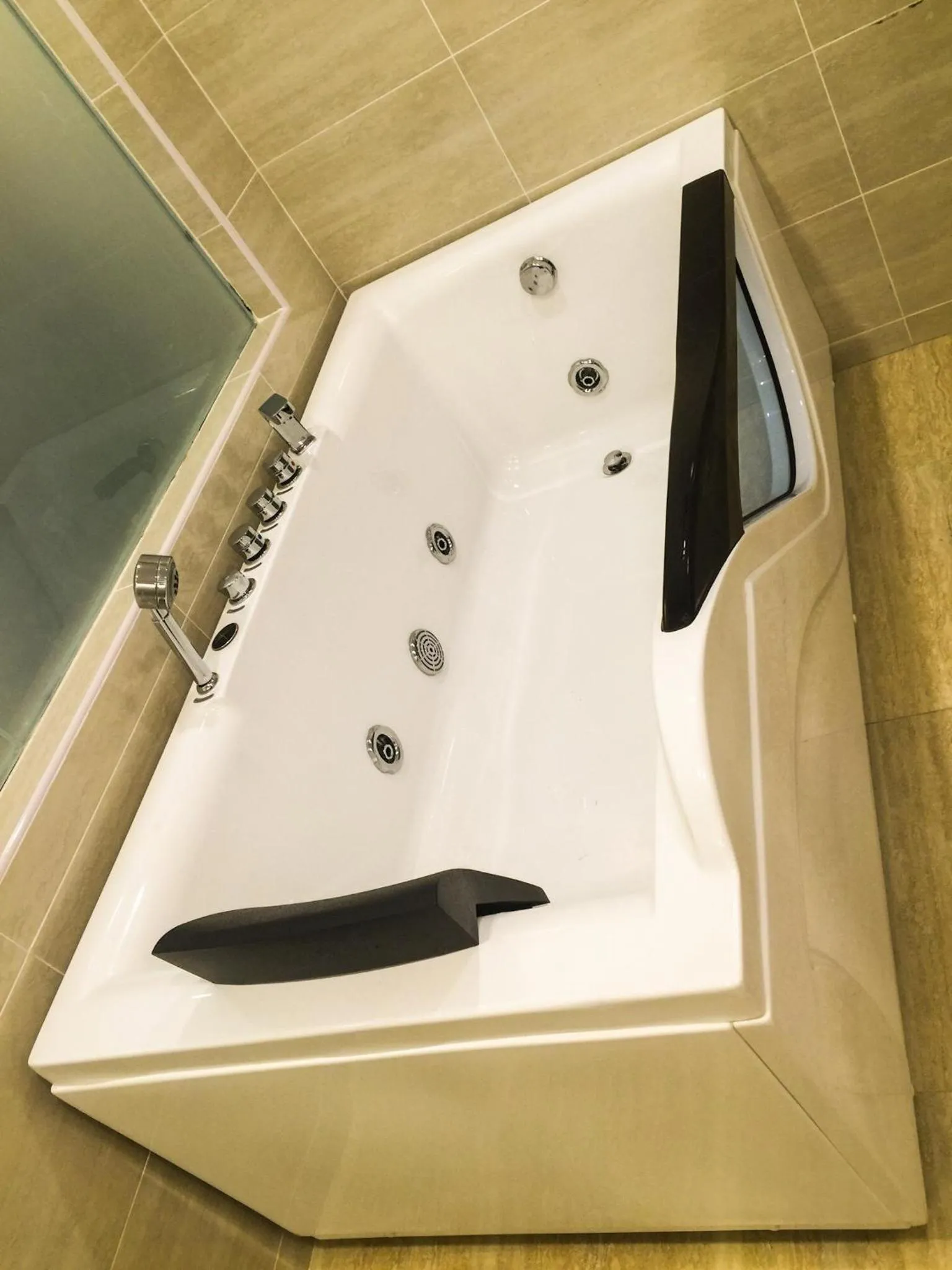 Hot Tub in Louis Hotel