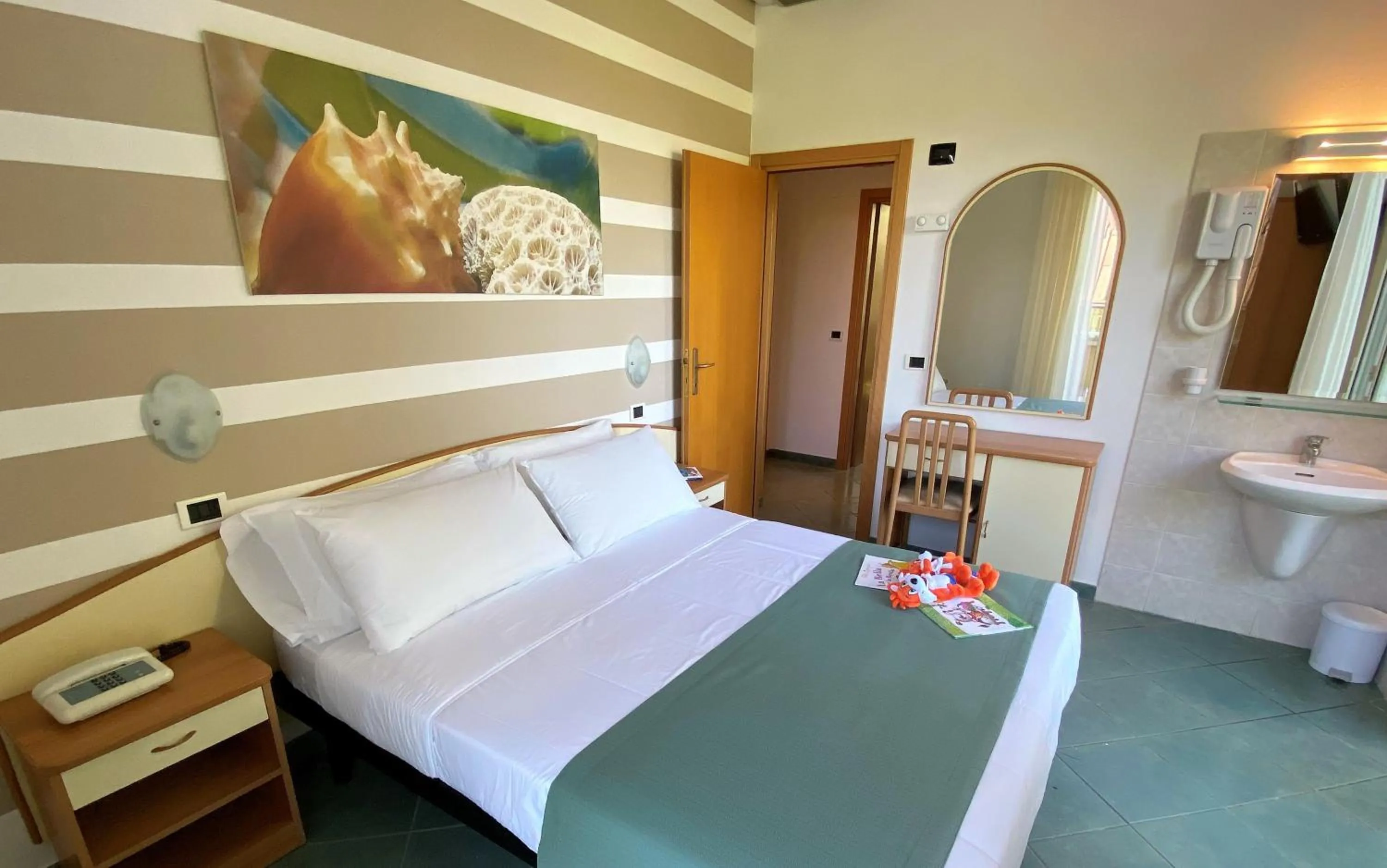 Bathroom, Bed in Pinetina Mare Baby Family Hotel