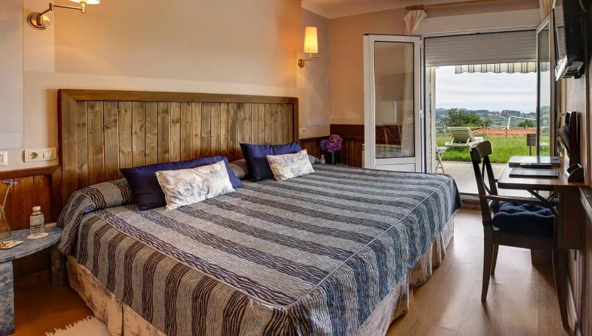 Standard Double or Twin Room with Sea View in Hotel Mirador del Sella Standard Double or Twin Room with Sea View in Hotel Mirador del Sella