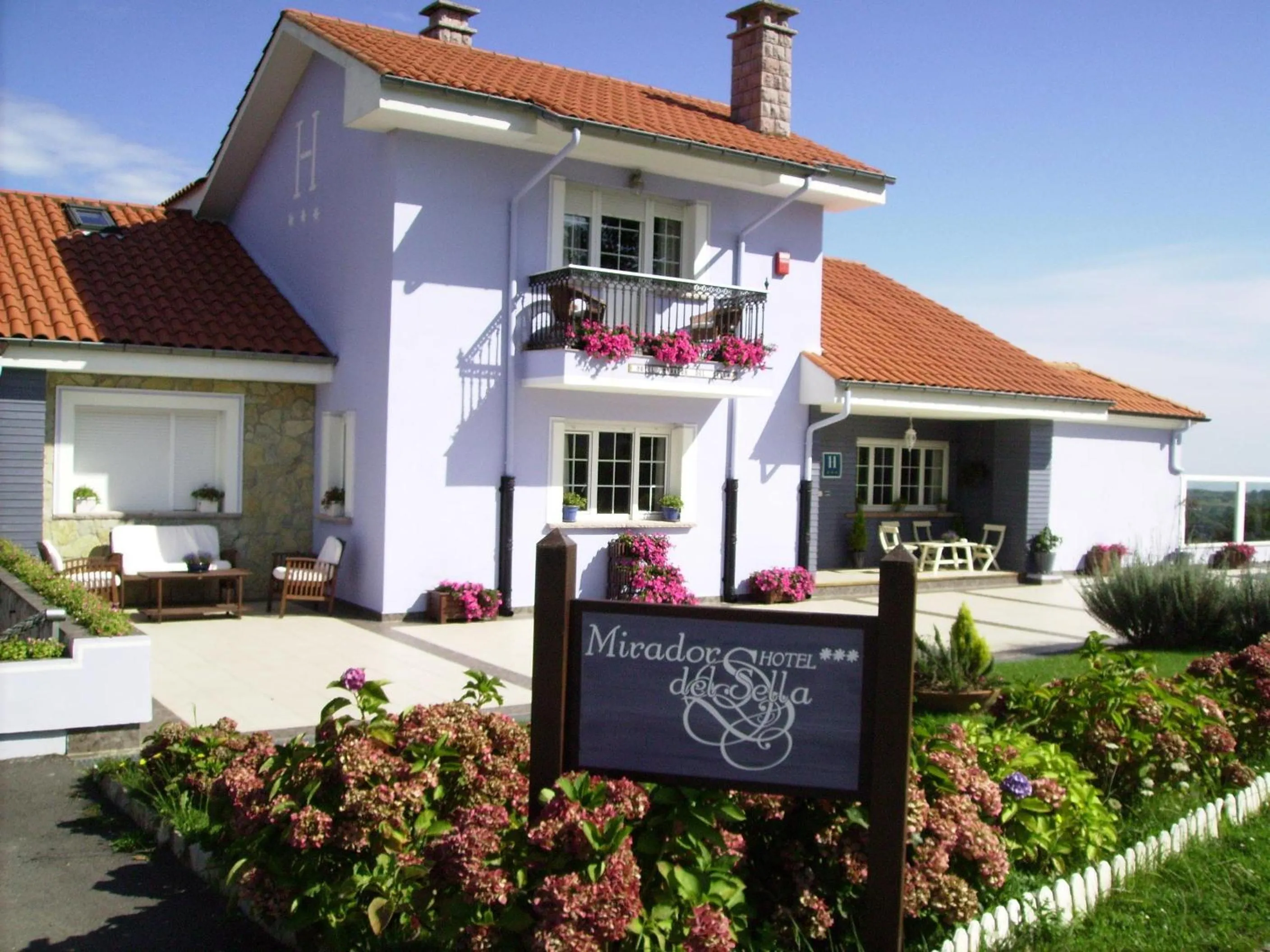Facade/entrance in Hotel Mirador del Sella
