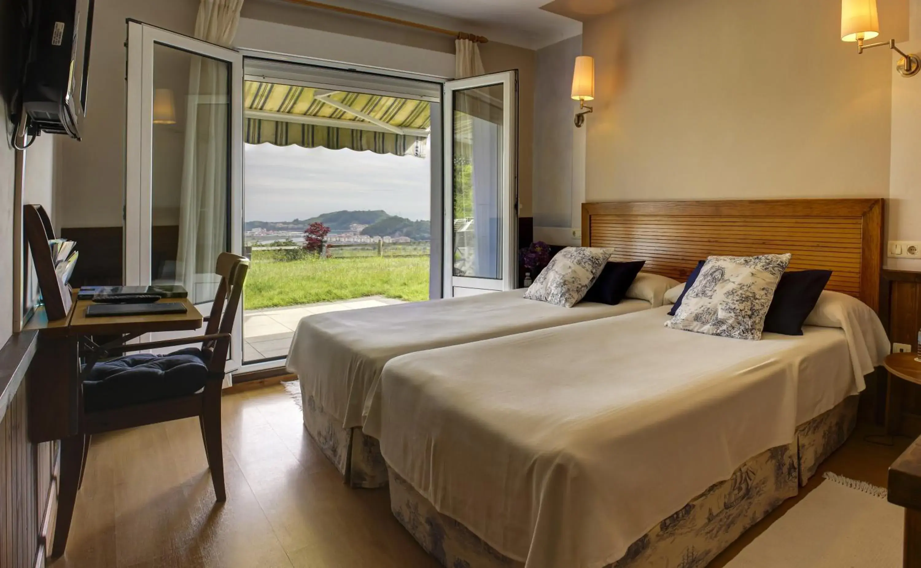 Standard Double or Twin Room with Sea View in Hotel Mirador del Sella Standard Double or Twin Room with Sea View in Hotel Mirador del Sella