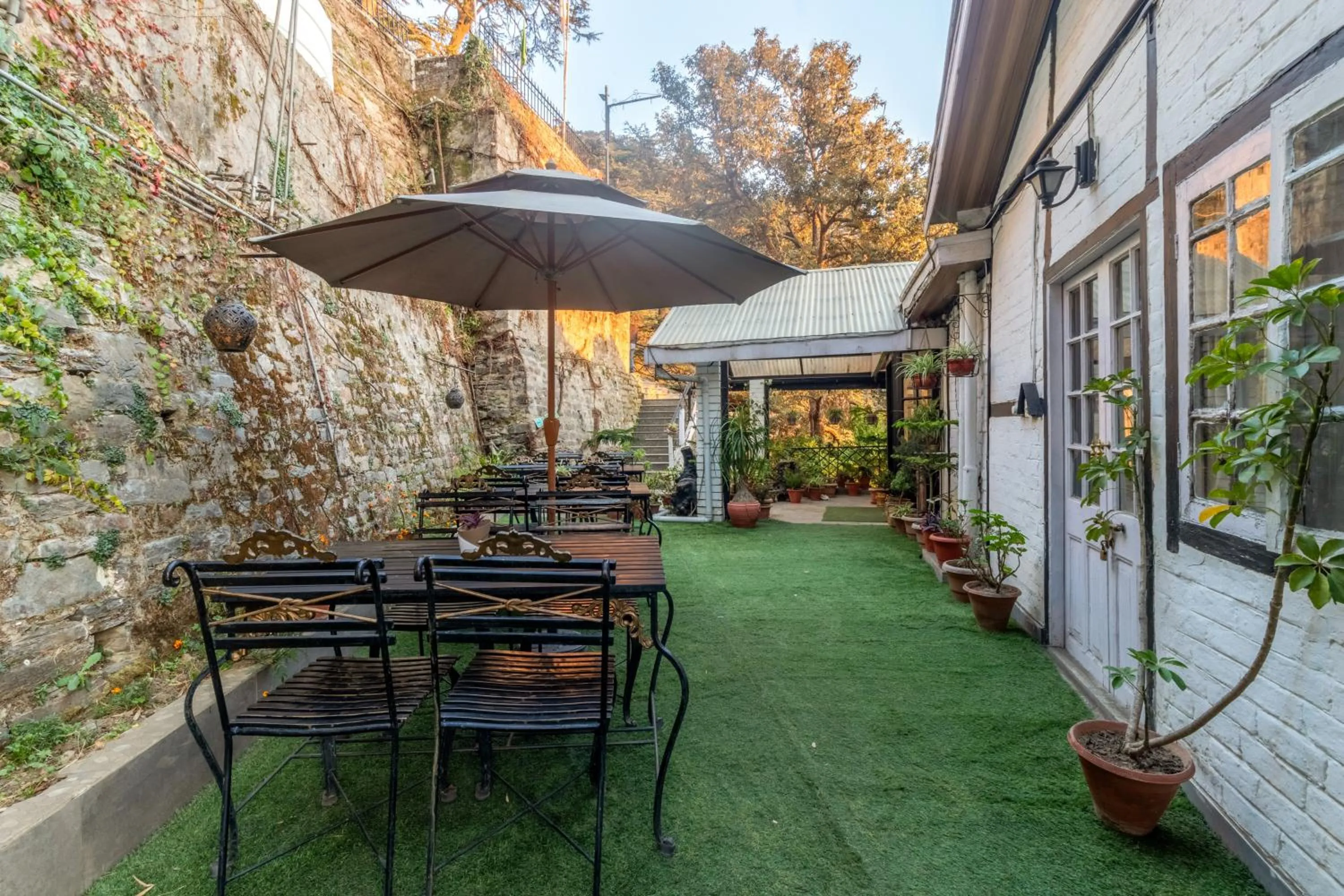 Restaurant/places to eat in Treebo The Alpine Heritage Residency