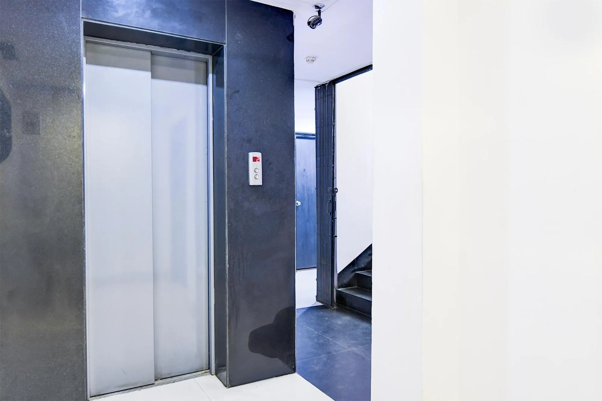 elevator in FabHotel Ballygunge Luxury - Behind Punjab Club