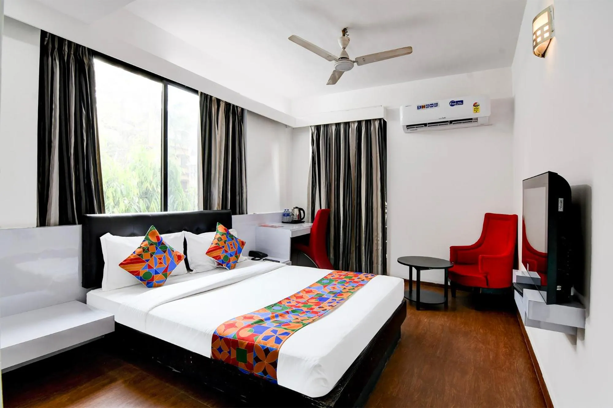 Bed in FabHotel Ballygunge Luxury - Behind Punjab Club