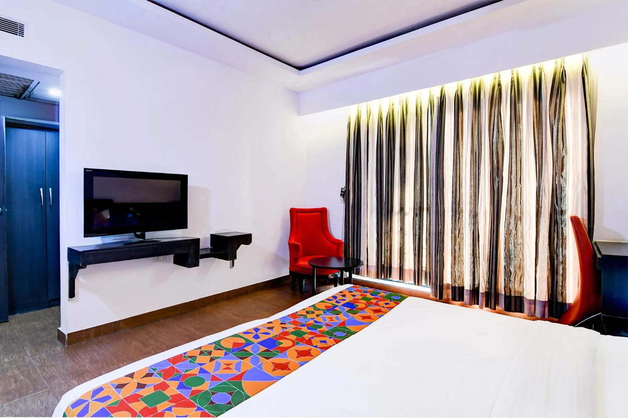 Bed in FabHotel Ballygunge Luxury - Behind Punjab Club