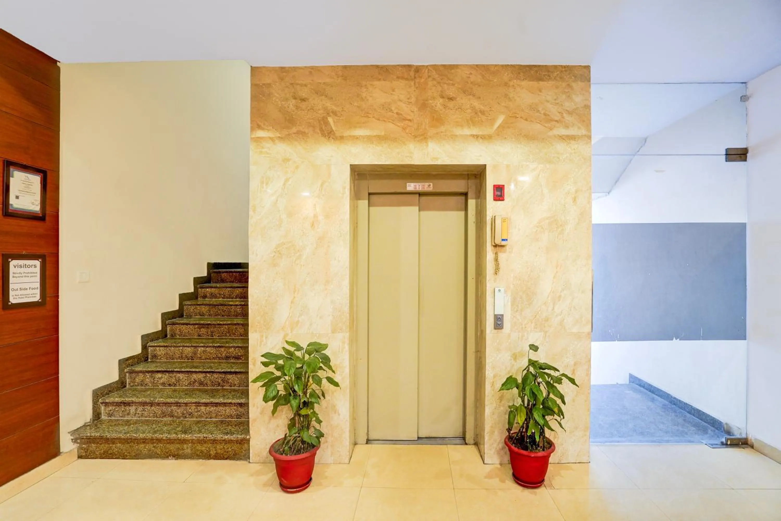 Lobby or reception in Super Townhouse Prince Chowk Near Railway Station