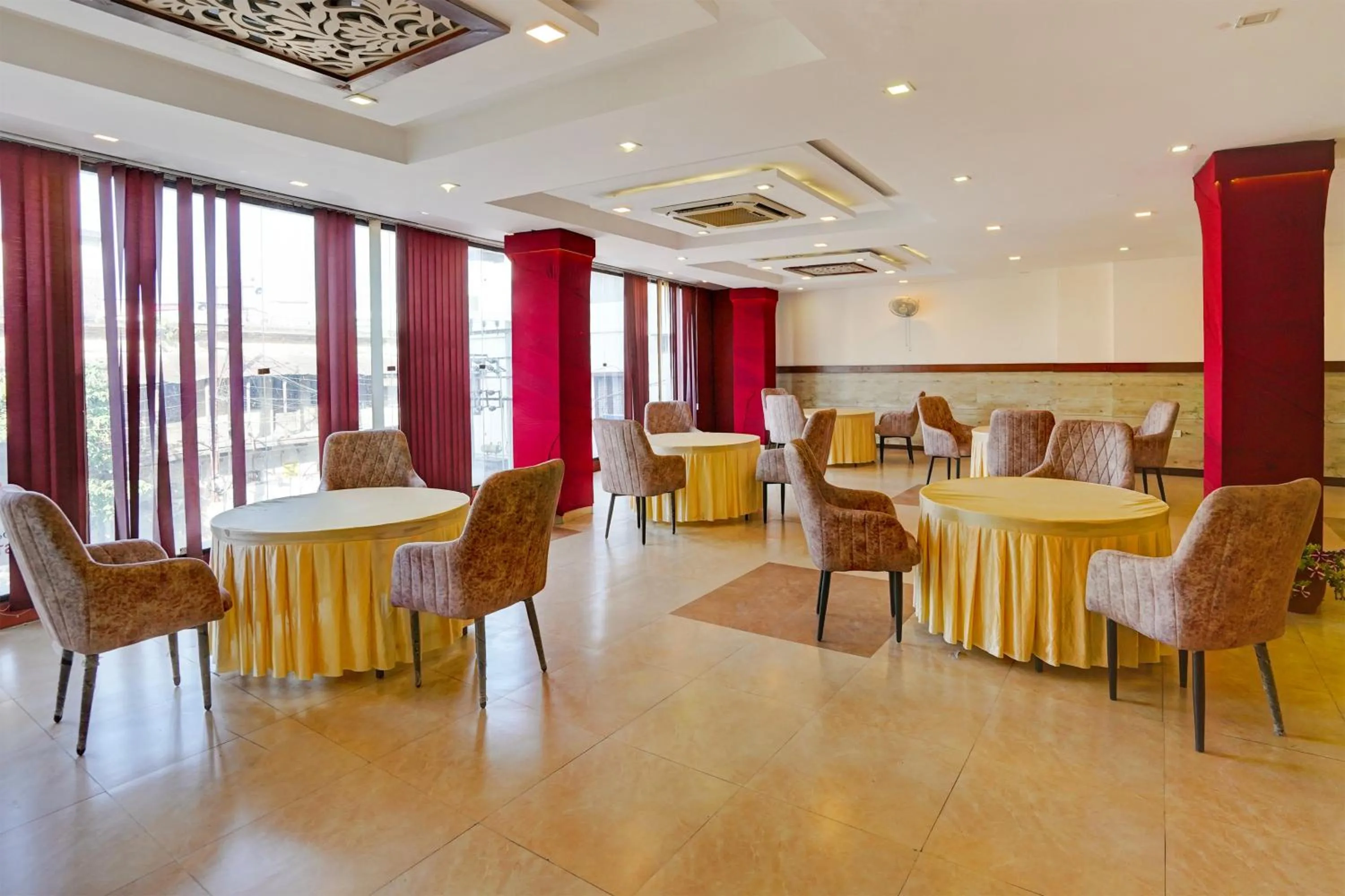 Dining area in Super Townhouse Prince Chowk Near Railway Station