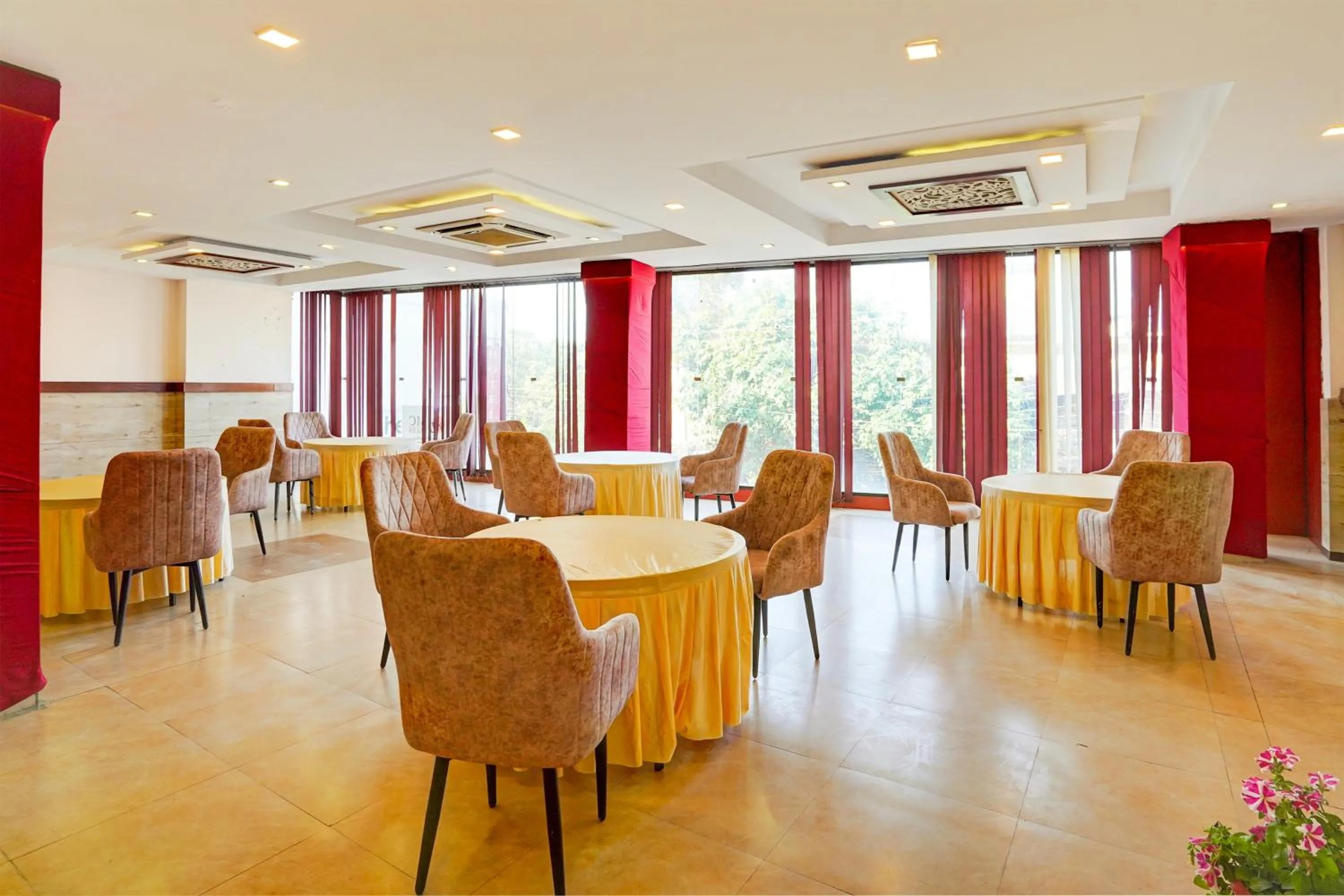 Dining area in Super Townhouse Prince Chowk Near Railway Station