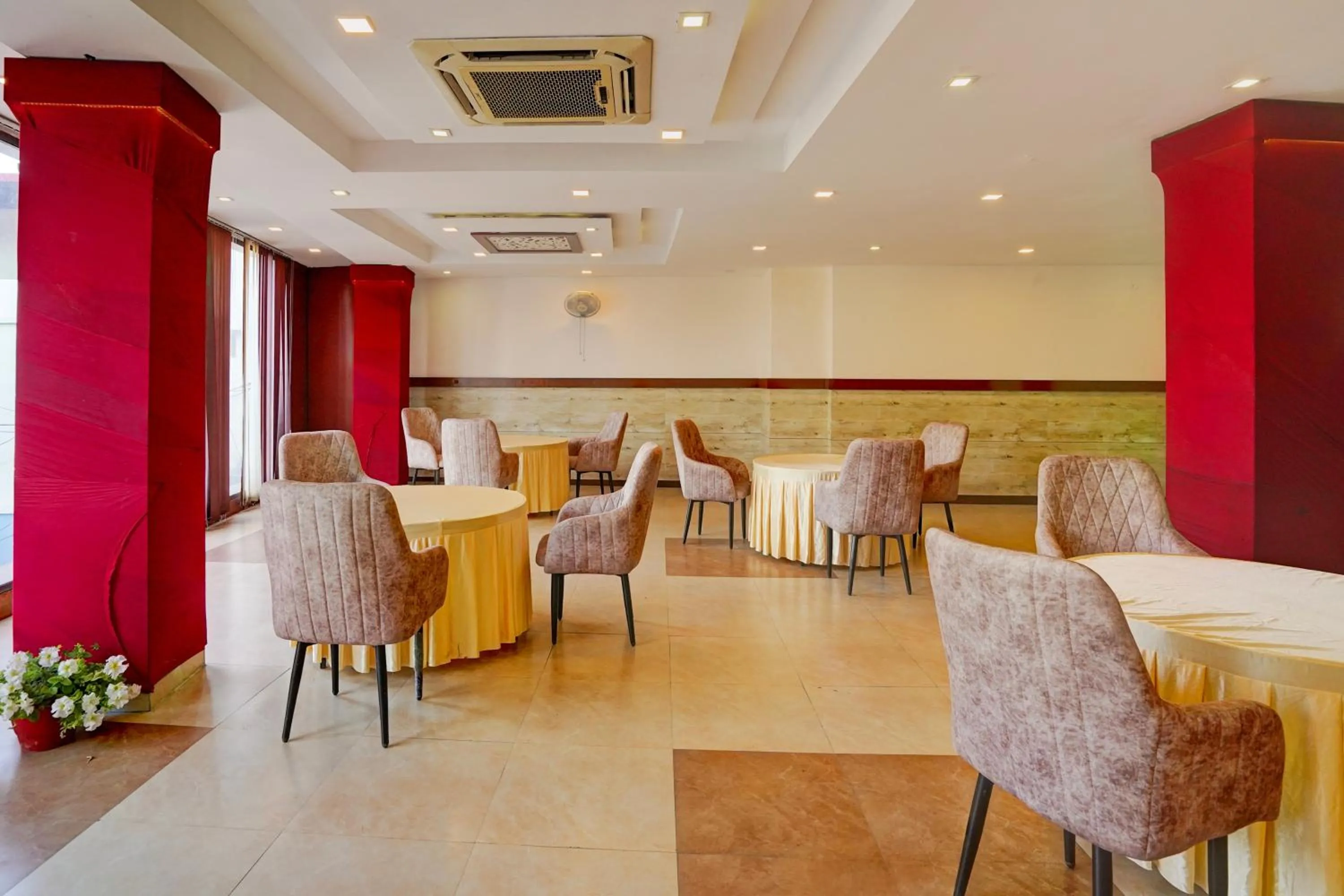 Dining area in Super Townhouse Prince Chowk Near Railway Station