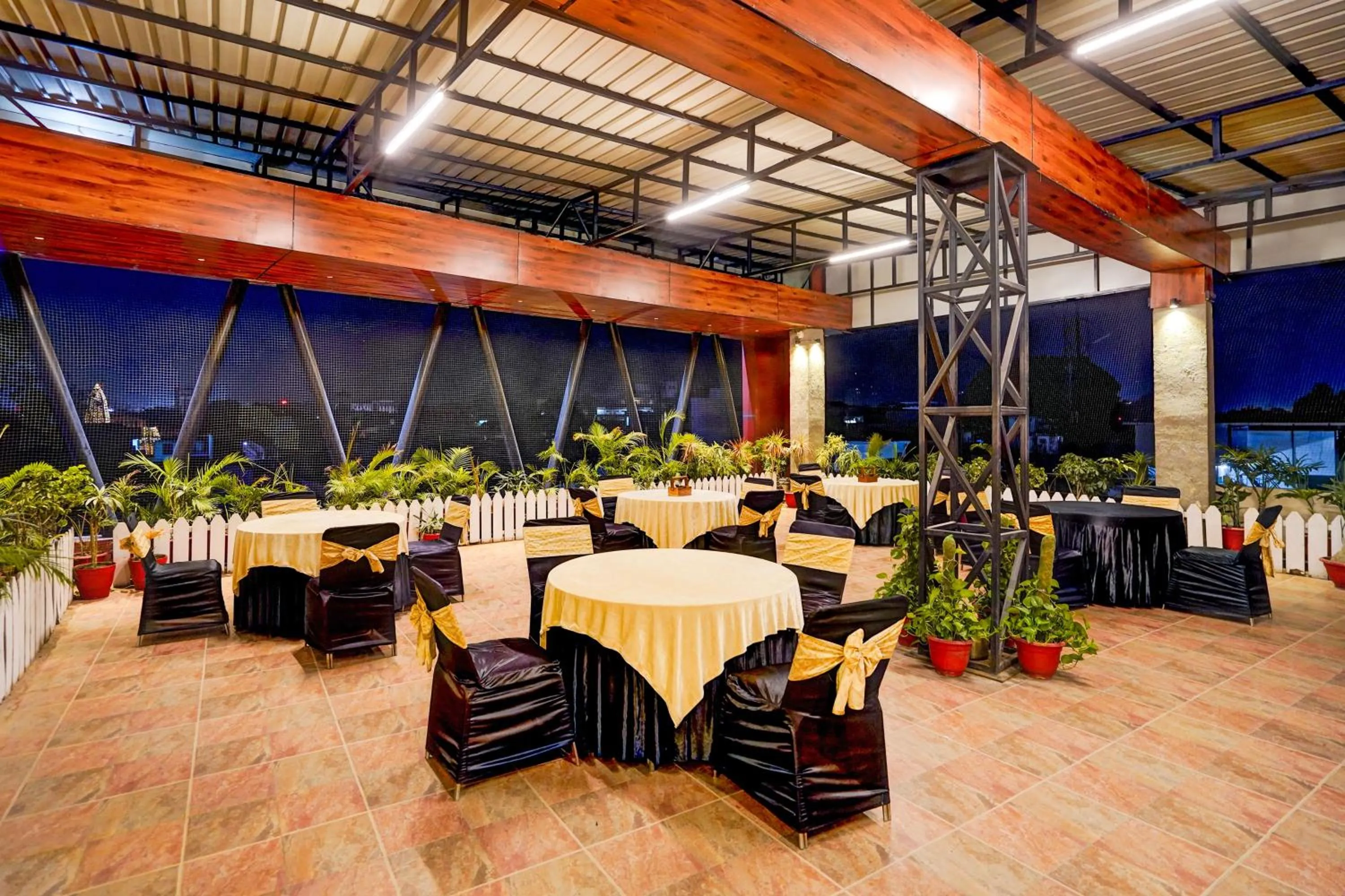 Dining area in Super Townhouse Prince Chowk Near Railway Station