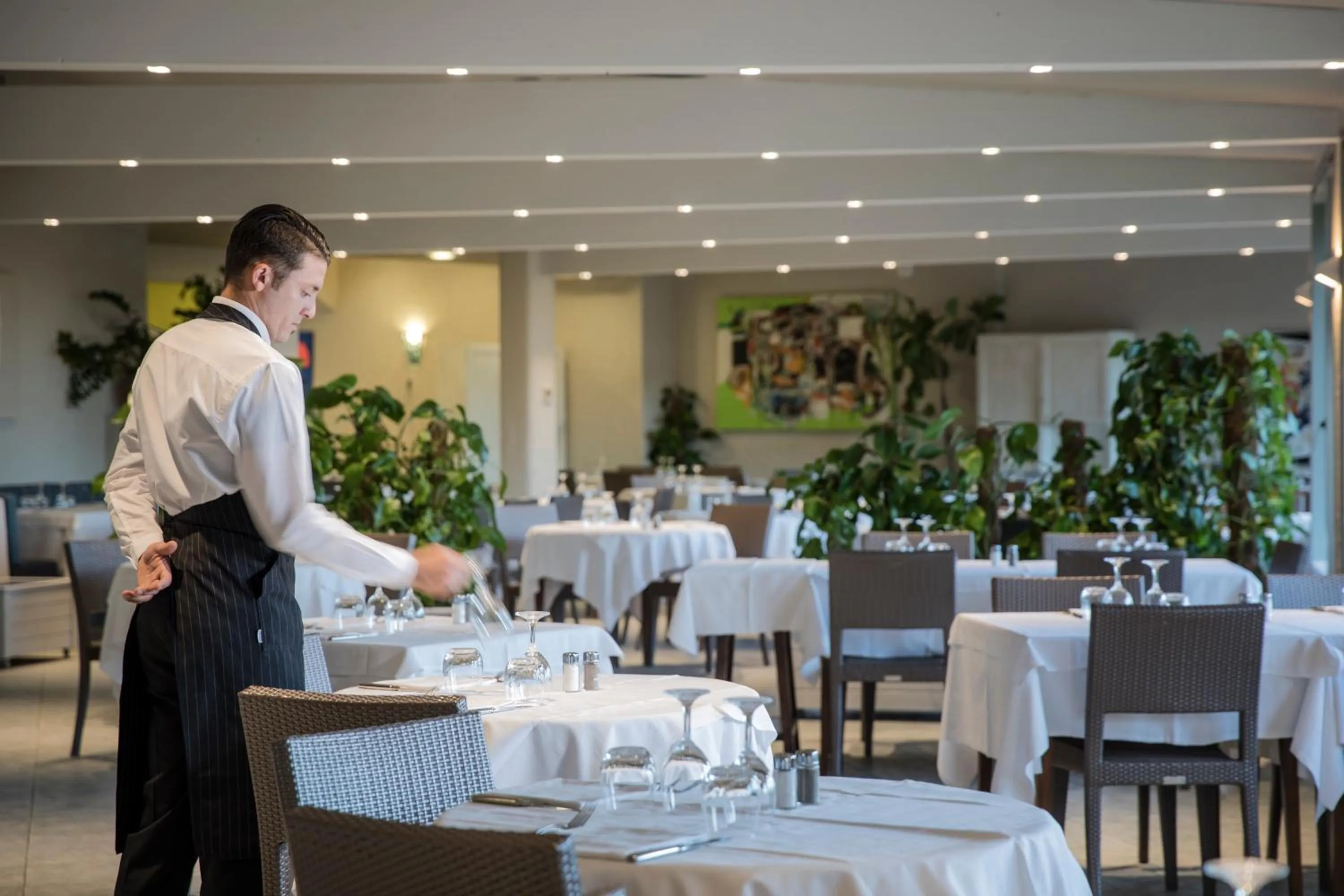 Restaurant/places to eat in Cormoran Hotel & Residence