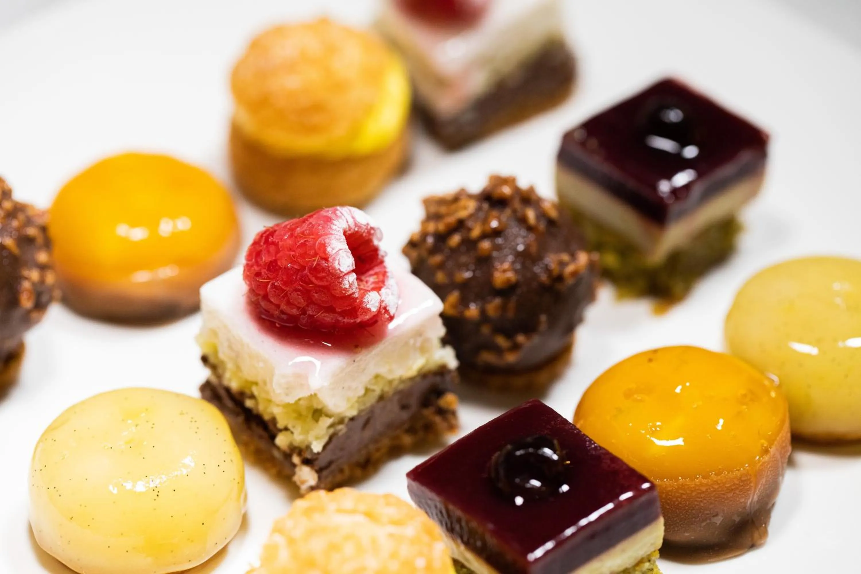 Restaurant/places to eat in Cormoran Hotel & Residence