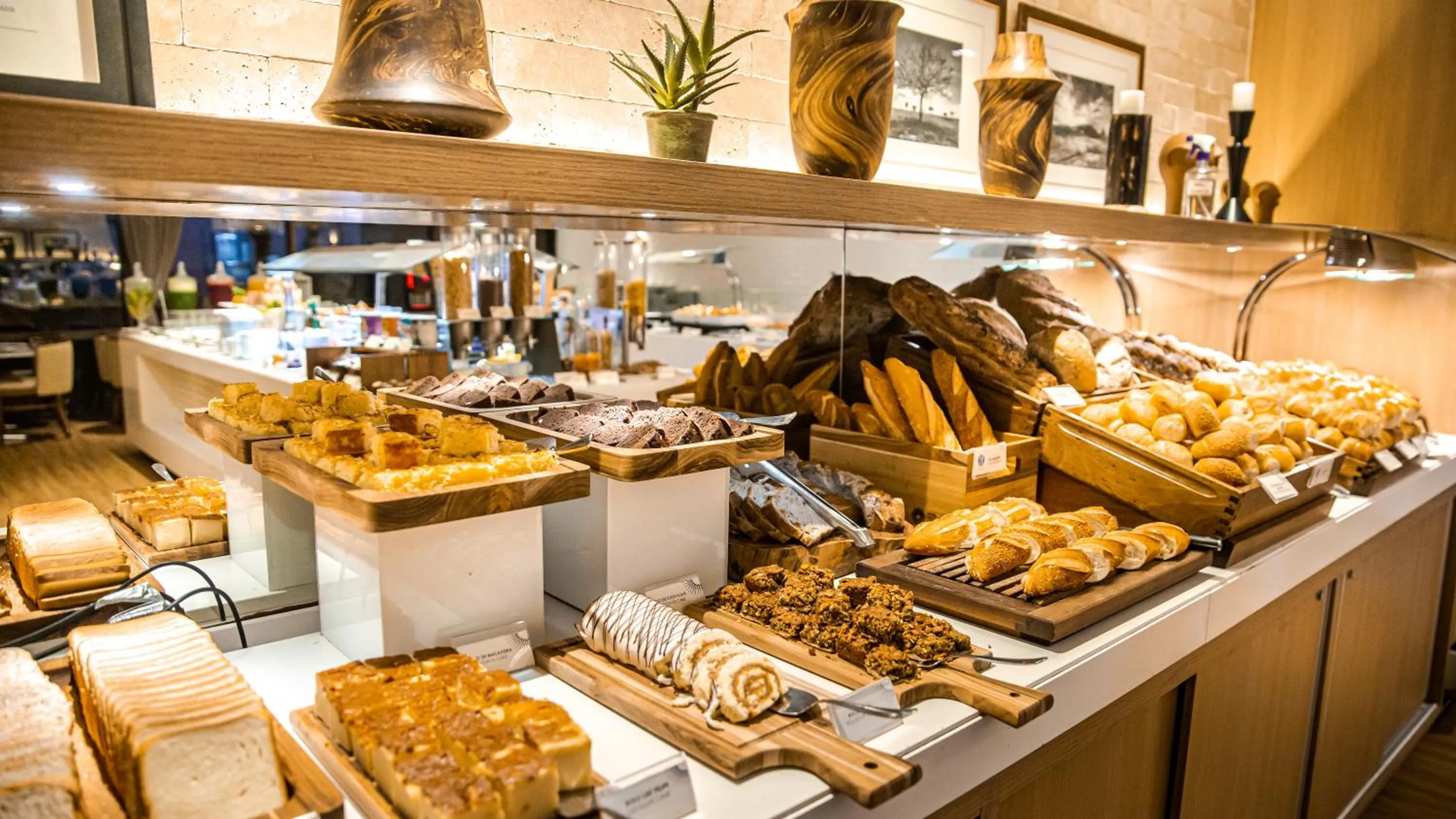 Buffet breakfast in Hotel Gran Marquise