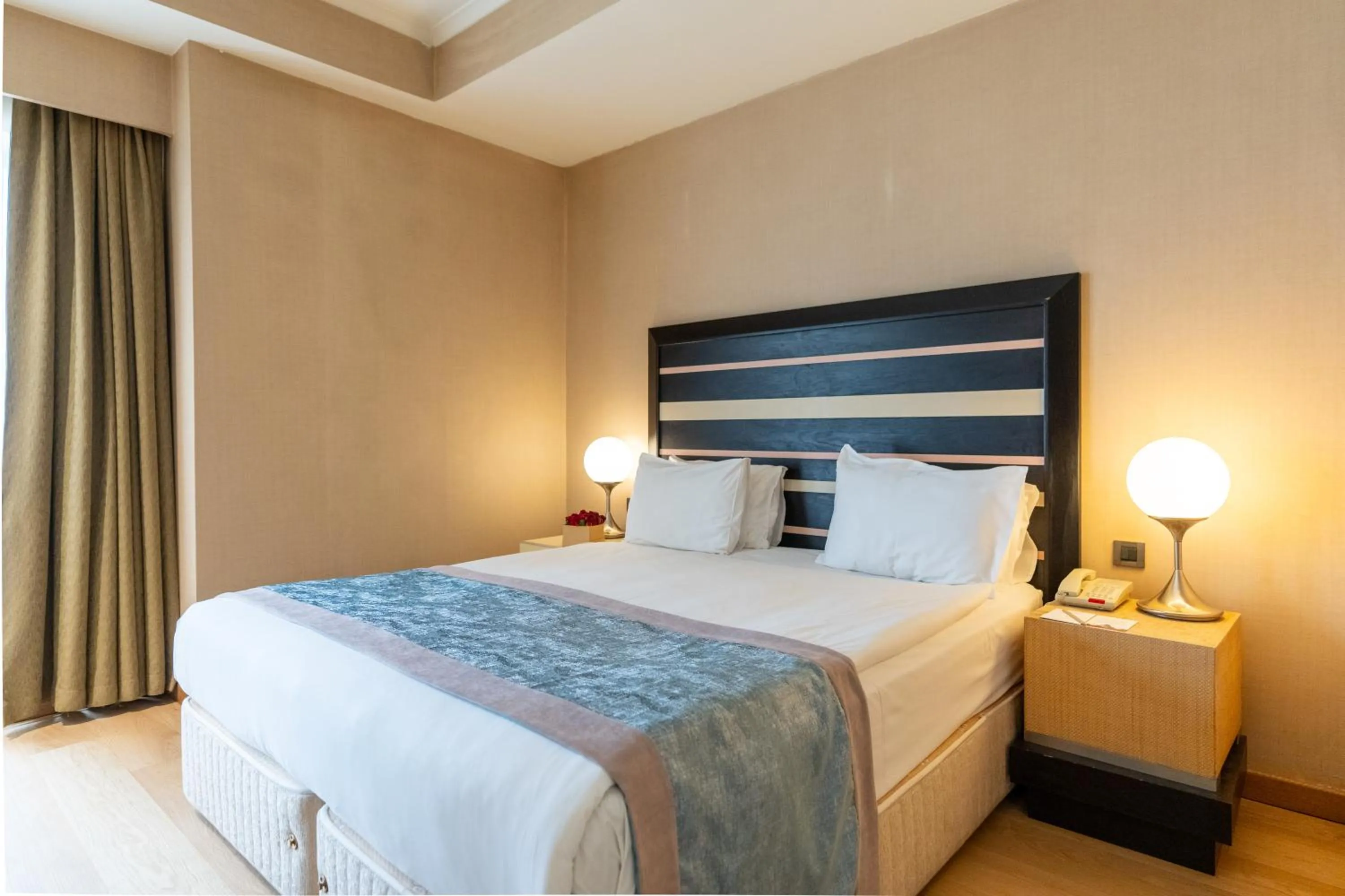 Photo of the whole room, Bed in Sundance Hotel Istanbul