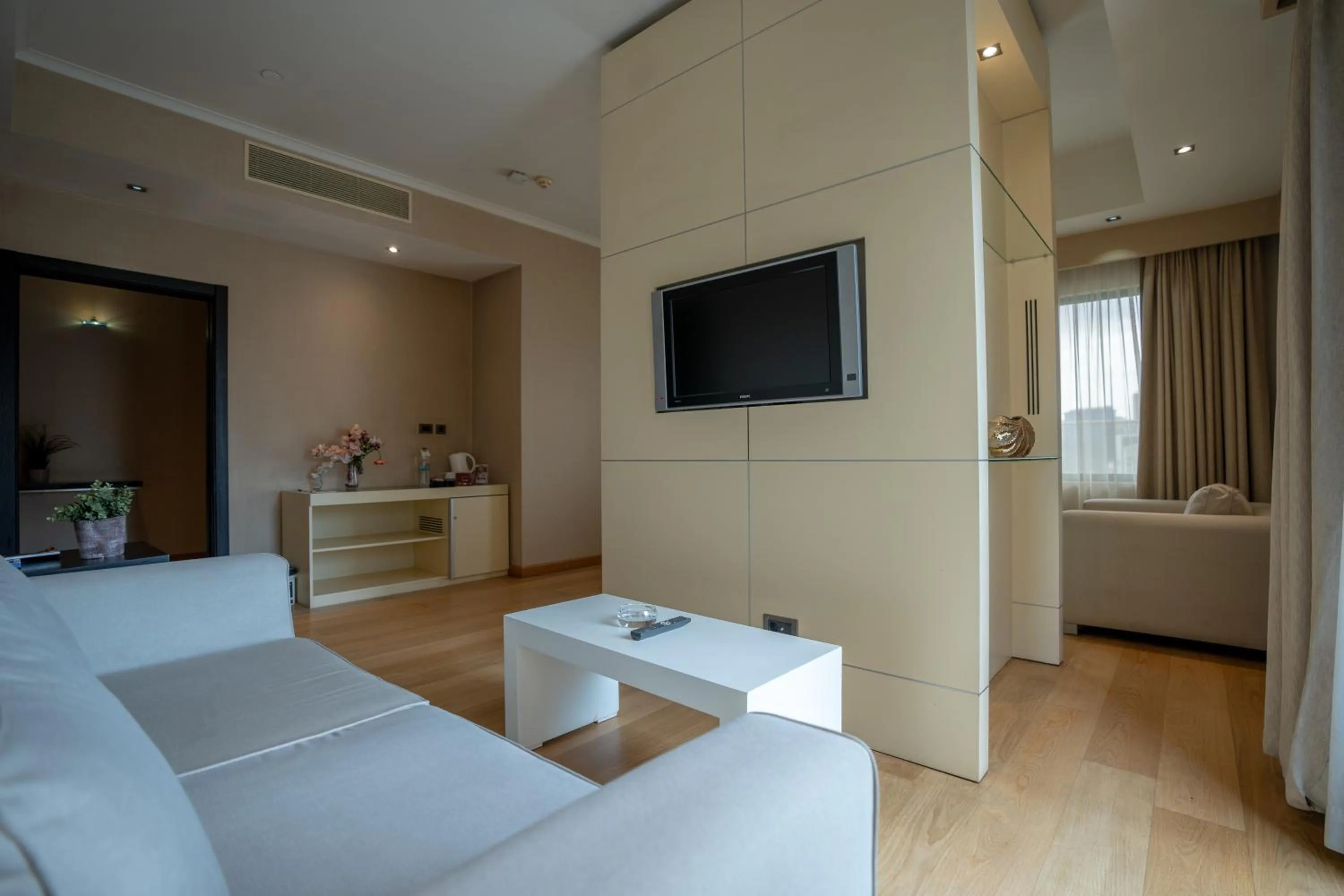 Communal lounge/ TV room, Bed in Sundance Hotel Istanbul