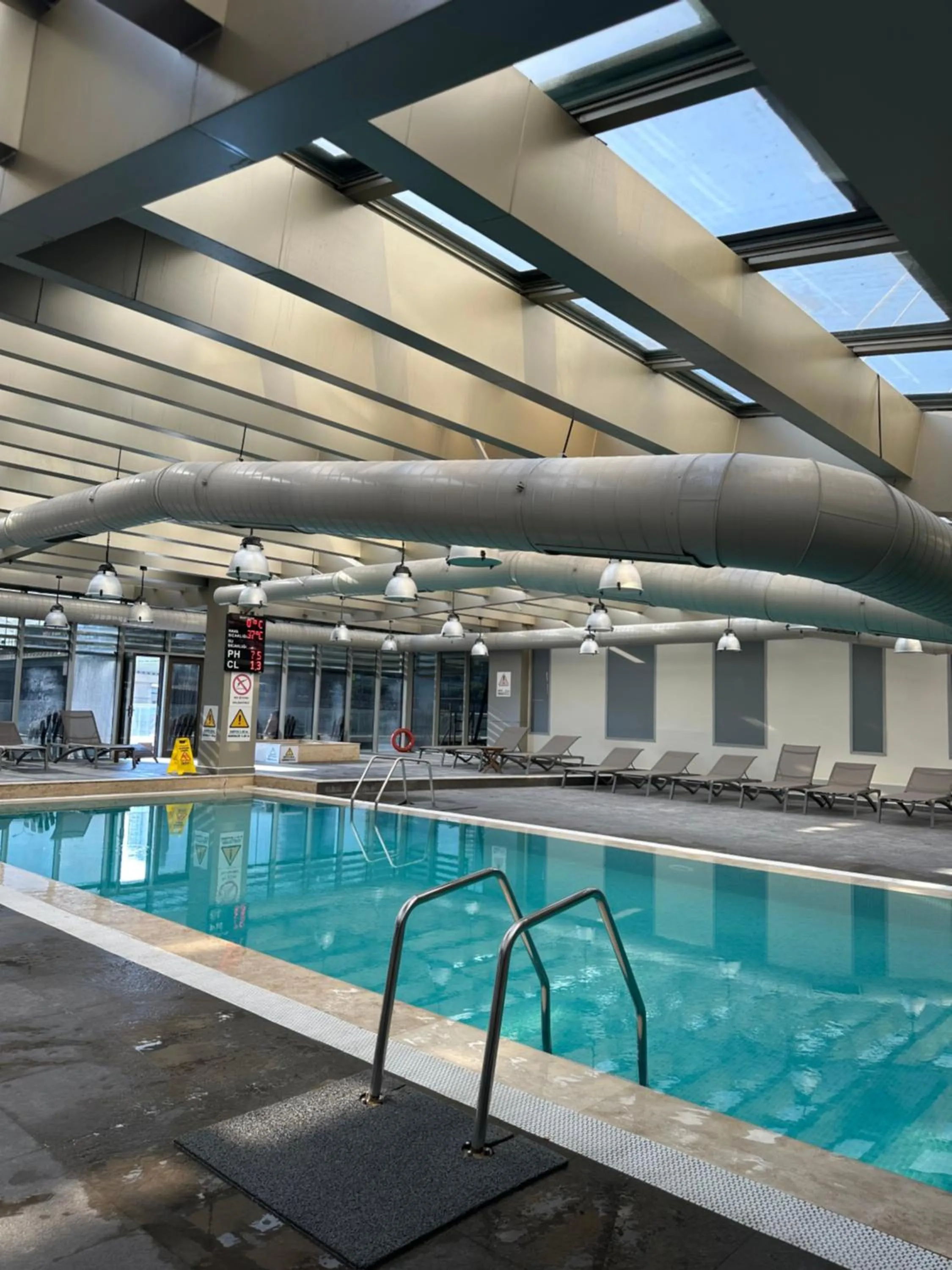 Swimming pool in Sundance Hotel Istanbul