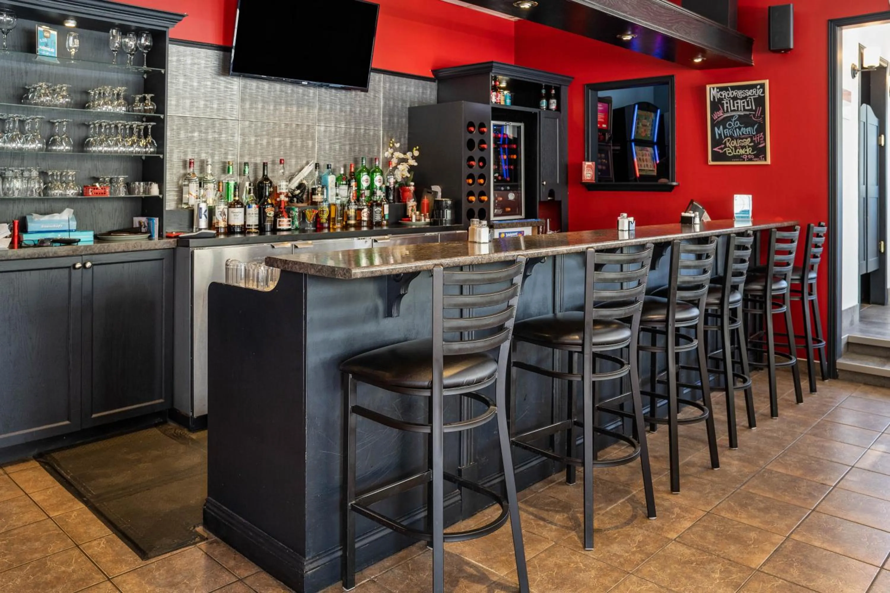 Lounge or bar in Hôtel Marineau La Tuque