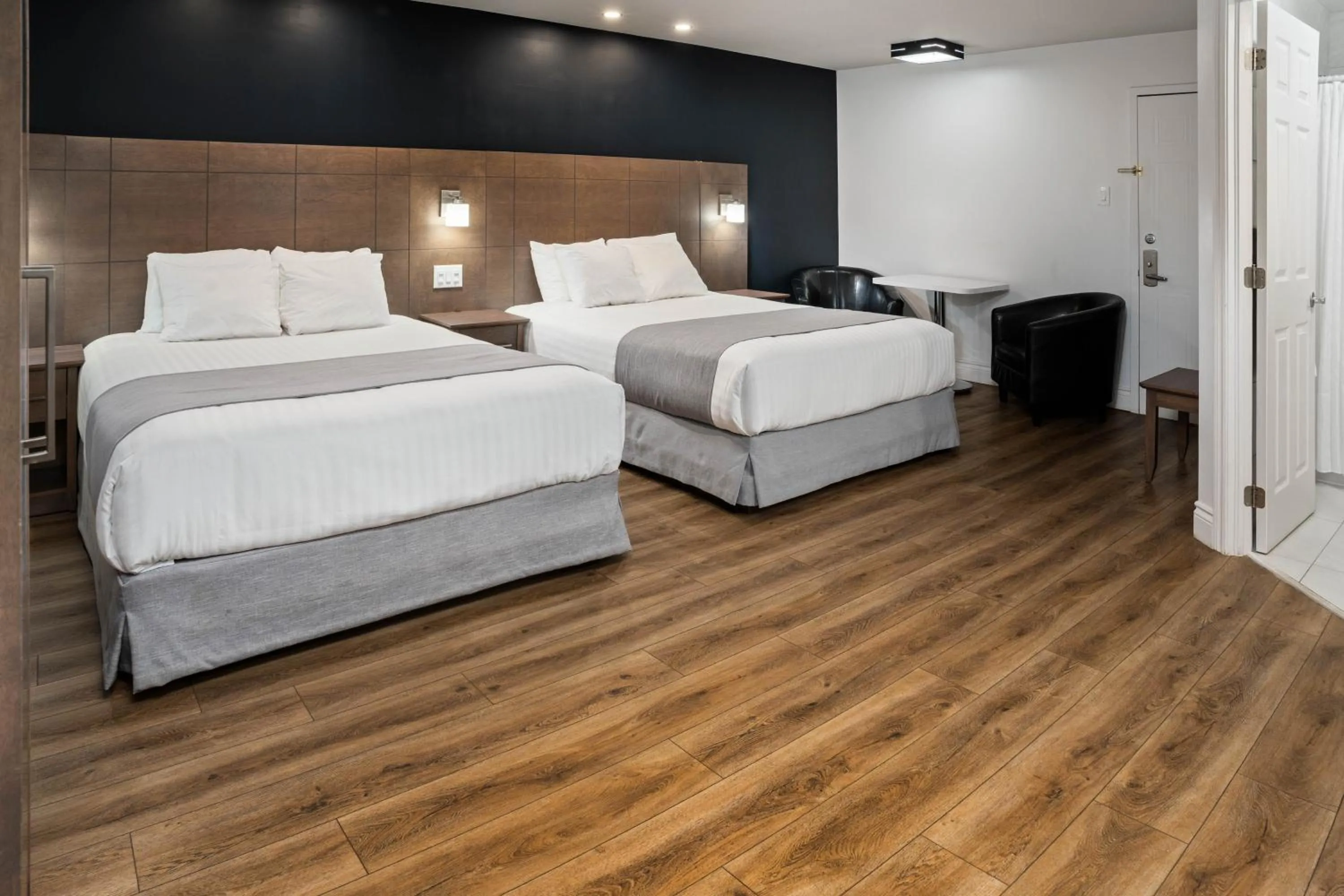 Photo of the whole room in Hôtel Marineau La Tuque