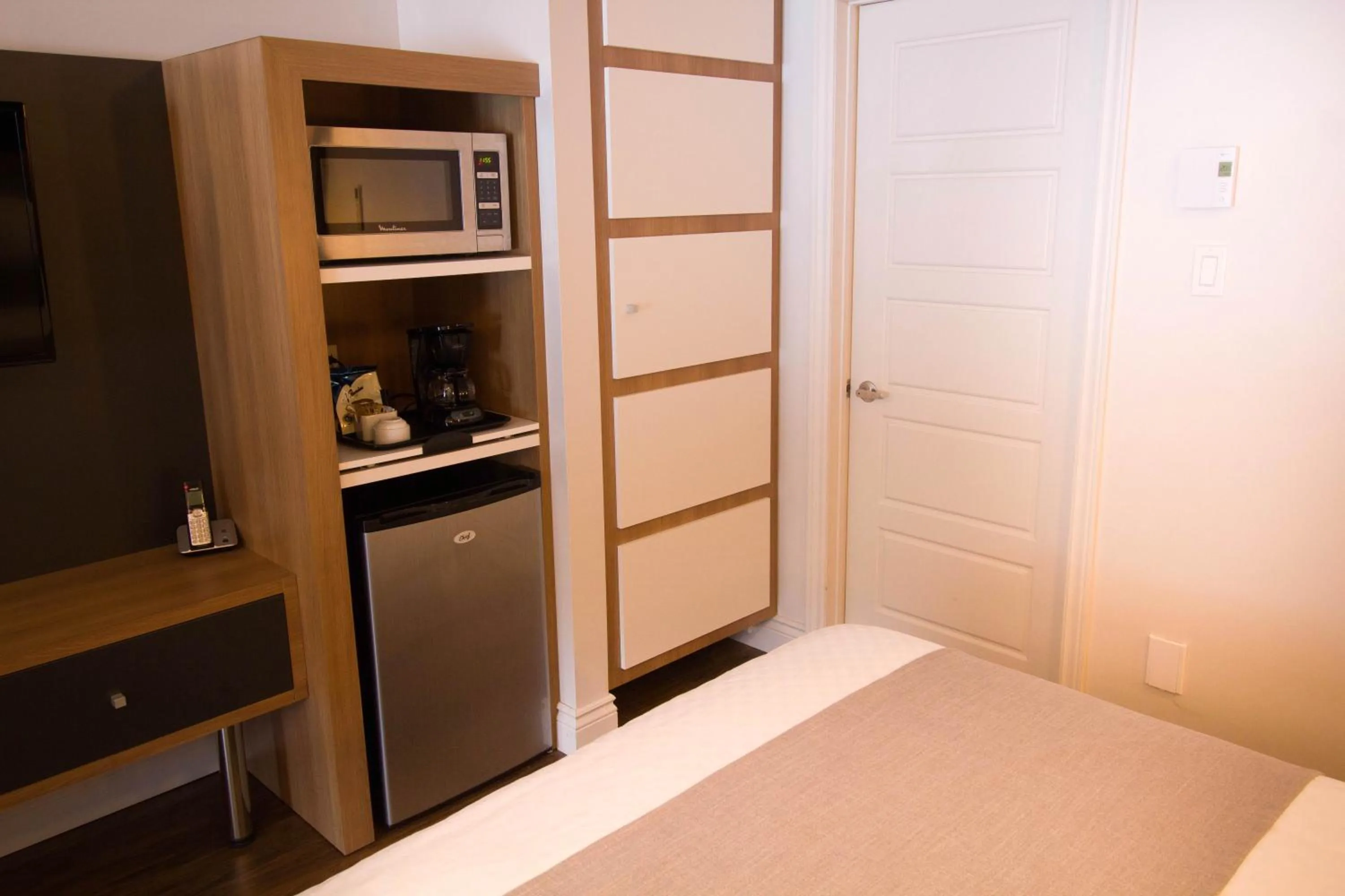 Bed in Hôtel Marineau La Tuque