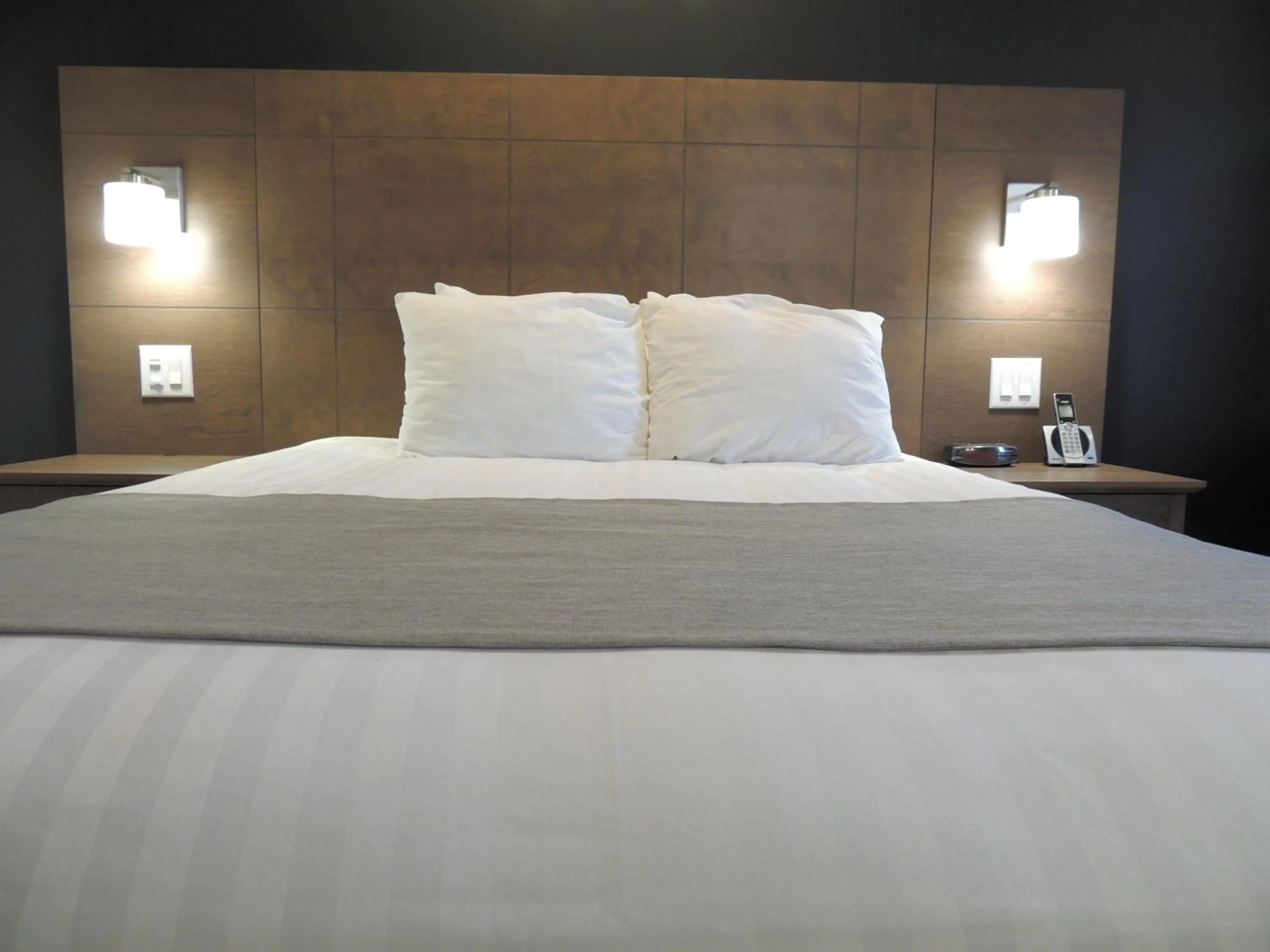 Photo of the whole room in Hôtel Marineau La Tuque