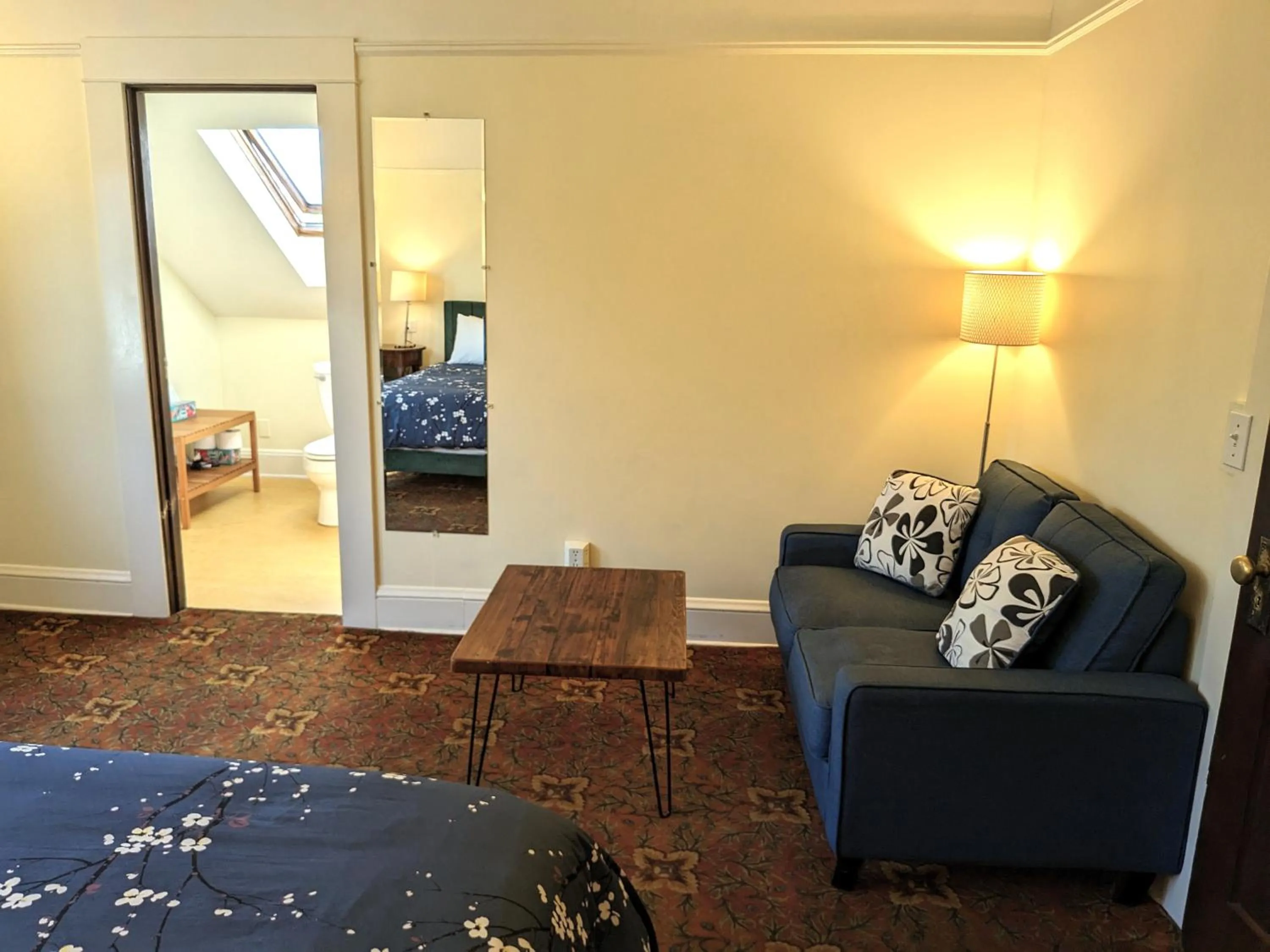 Seating area, Bed in Bluebird Guesthouse