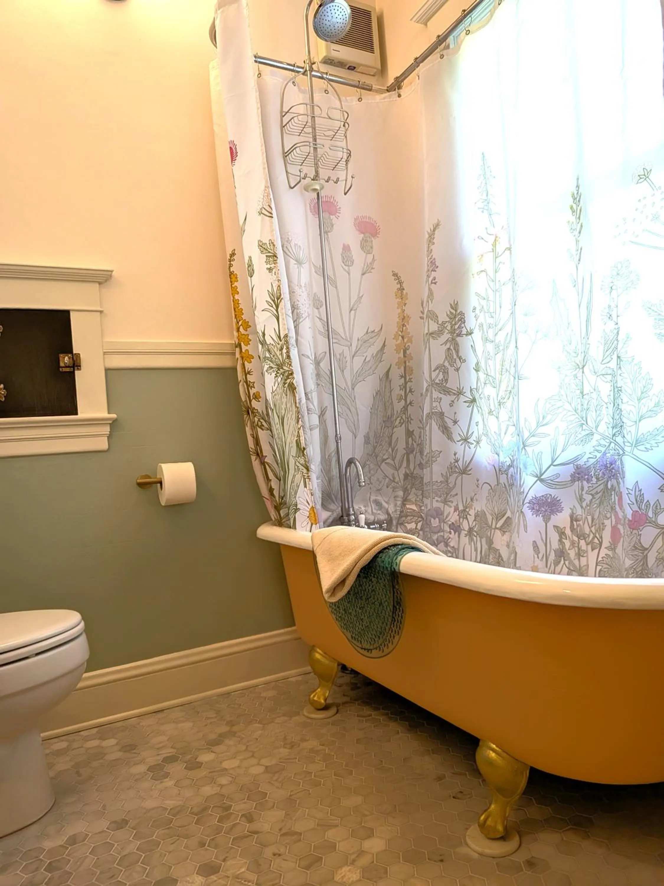 Shower in Bluebird Guesthouse