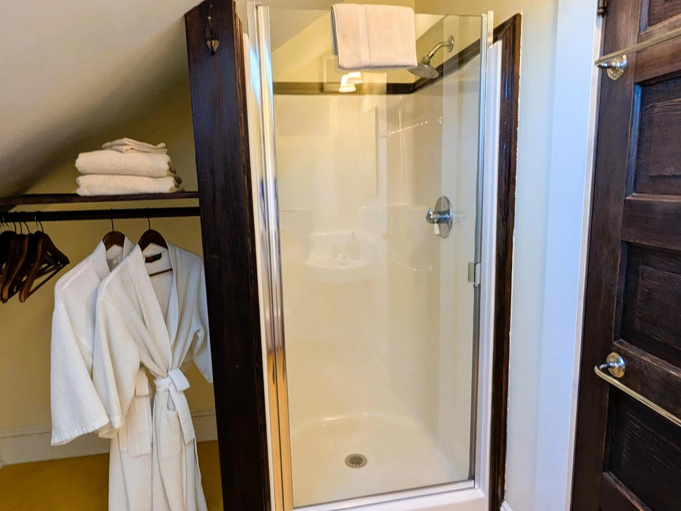 Shower in Bluebird Guesthouse