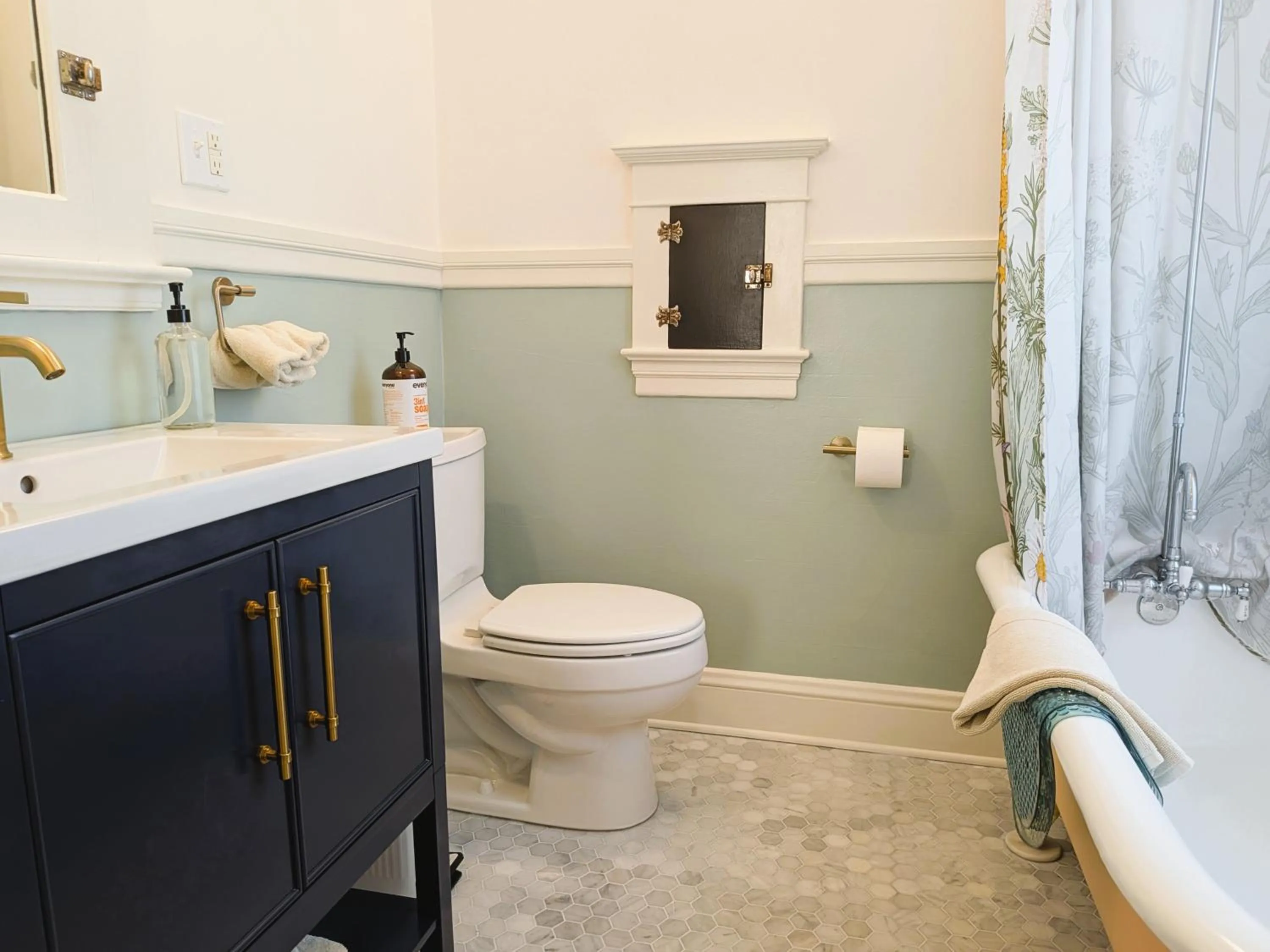 Shower in Bluebird Guesthouse