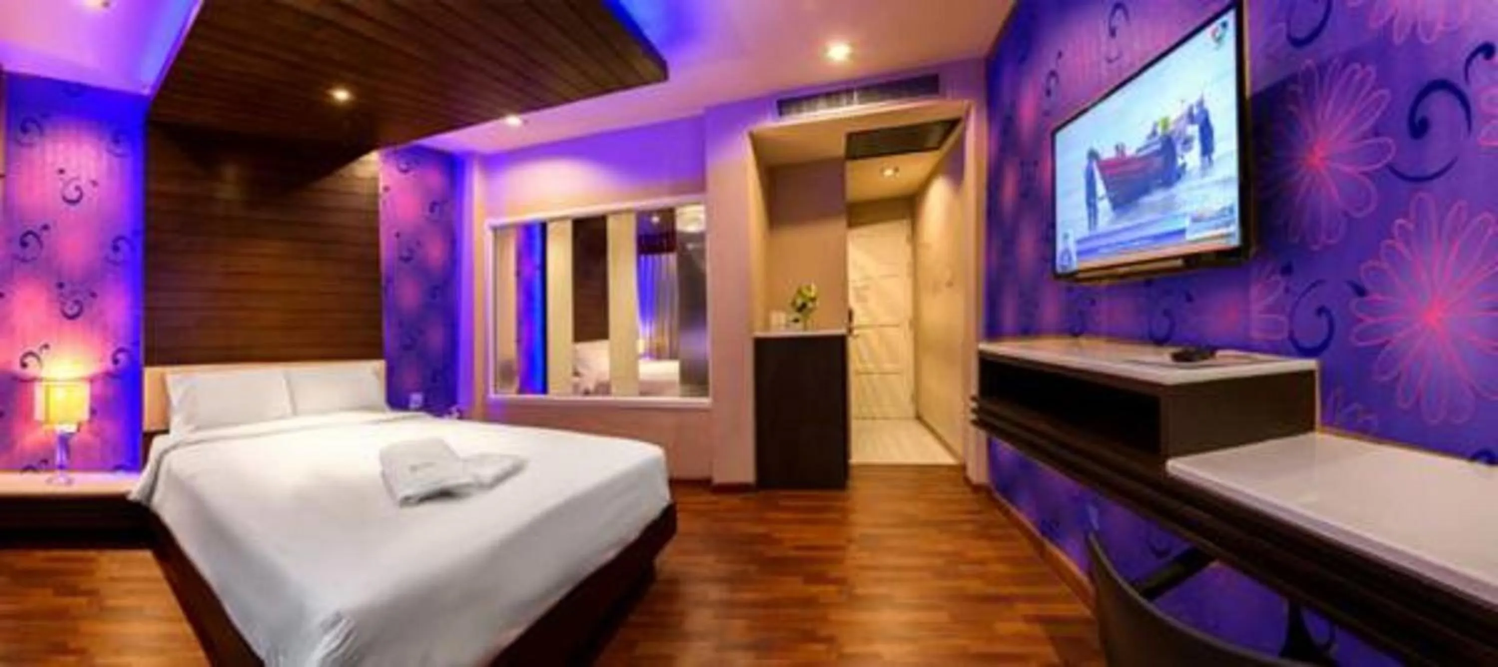 Photo of the whole room, Bed in The Ring Hotel