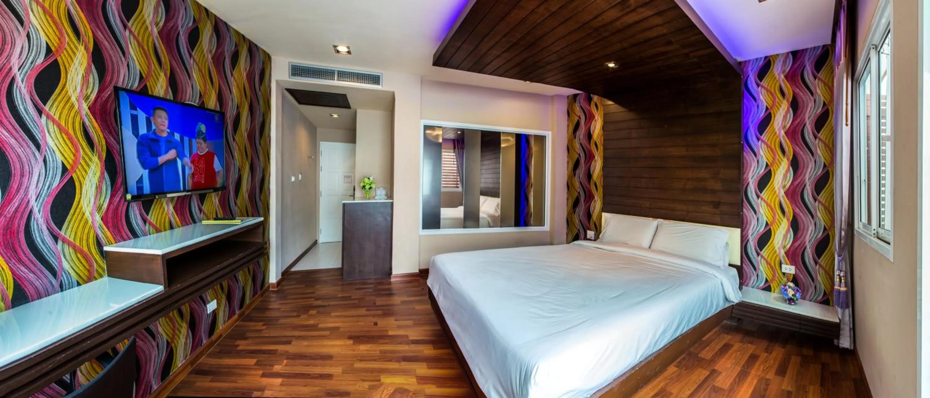 Photo of the whole room, Bed in The Ring Hotel